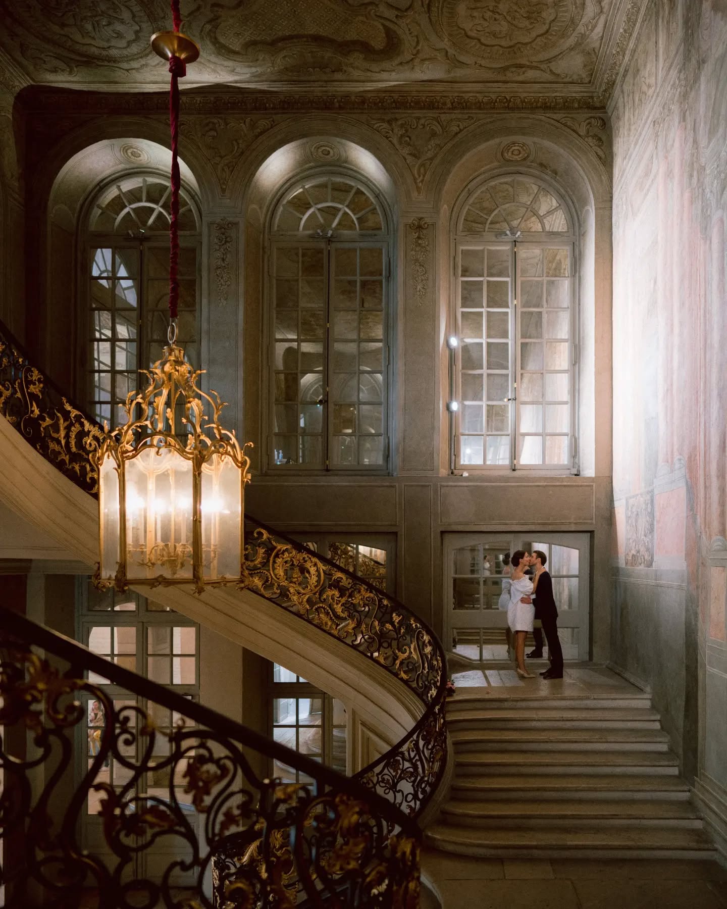 Parfois t'as pas besoin d'un joli domaine parce que la mairie c'est déjà une dinguerie (et oui, pour l'occasion on utilise le mot "dinguerie" qui était en vogue en 1992).
(Obtenir zéro personne sur les photos un samedi à 16h a nécessité moult sourires et l'aide du personnel de la mairie, on embrasse la gentille mamie qui a accepté de rester sur le pallier du haut le temps que je prenne la première image)
*
To say I felt like a five-year old in Disneyland when we went to this breathtaking city hall would be quite an understatement.
___
#photographemariagenancy
#photographemariagefrance
#weddingphotographerfrance
#fineartweddingphotography
#editorialweddingphotographer
#destinationwedding
#destinationweddingphotographer
#weddinginspiration
#weddingcouples