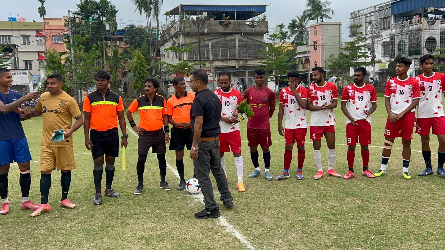 This weekend, Golden Wings came out to cheer on our football teams on the Durganagar football grounds, who have practiced hard for this moment. We are all so proud of their achievements and determination.
#nonprofit #goldenwings #football #sports #kolkata
{Durganagar, sports education, sports empowerment, India, soccer, football}