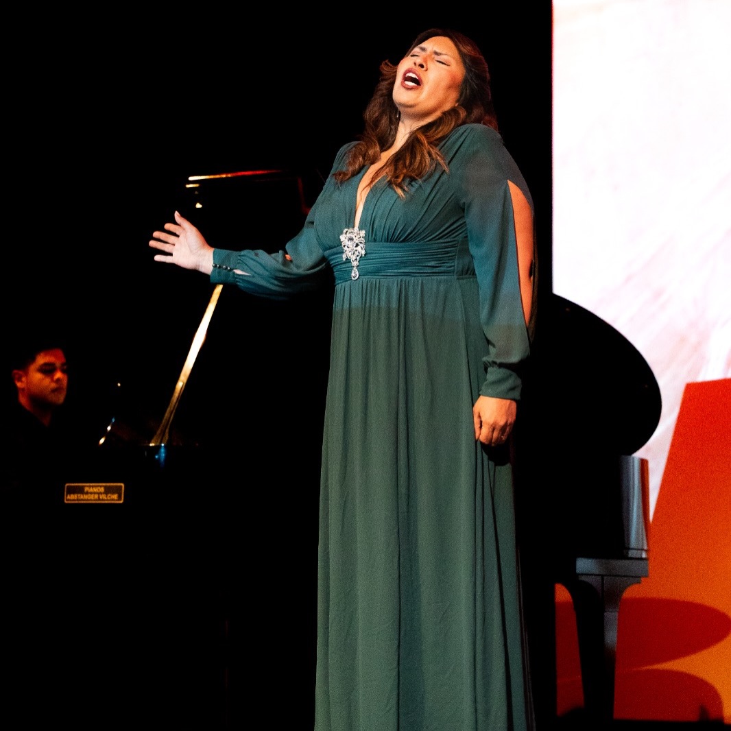 ✨ La semana pasada vivimos una experiencia profundamente especial; “Concierto Boutique”, una propuesta escénica que nos invitó a recorrer la intensidad y belleza del repertorio lírico desde una mirada íntima y contemporánea.
En el escenario, la soprano chilena radicada en Italia Roxana Díaz Vanden‑Bosch dio vida a un programa que entrelazó música, dramaturgia y palabra, acompañada por el pianista Jorge Bugueño y la destacada actriz Nathalia Aragonese, bajo la dirección musical y artística de Sebastián Muirhead. Juntos construyeron un relato escénico que exploró el arte, el deseo y la figura femenina en la ópera a través de obras de compositores como Giacomo Puccini, Giuseppe Verdi y Umberto Giordano.
Gracias a todos quienes fueron parte de este encuentro que reafirma nuestro compromiso con crear experiencias cercanas, sensibles de calidad y capaces de conectar la lírica con nuevos públicos.
📸 Fotografía: @lunvsnchz ❤️
Agradecimientos especiales a @kydoft_oftalmologia por sumarse al reconocimiento de los artistas y proyecto.