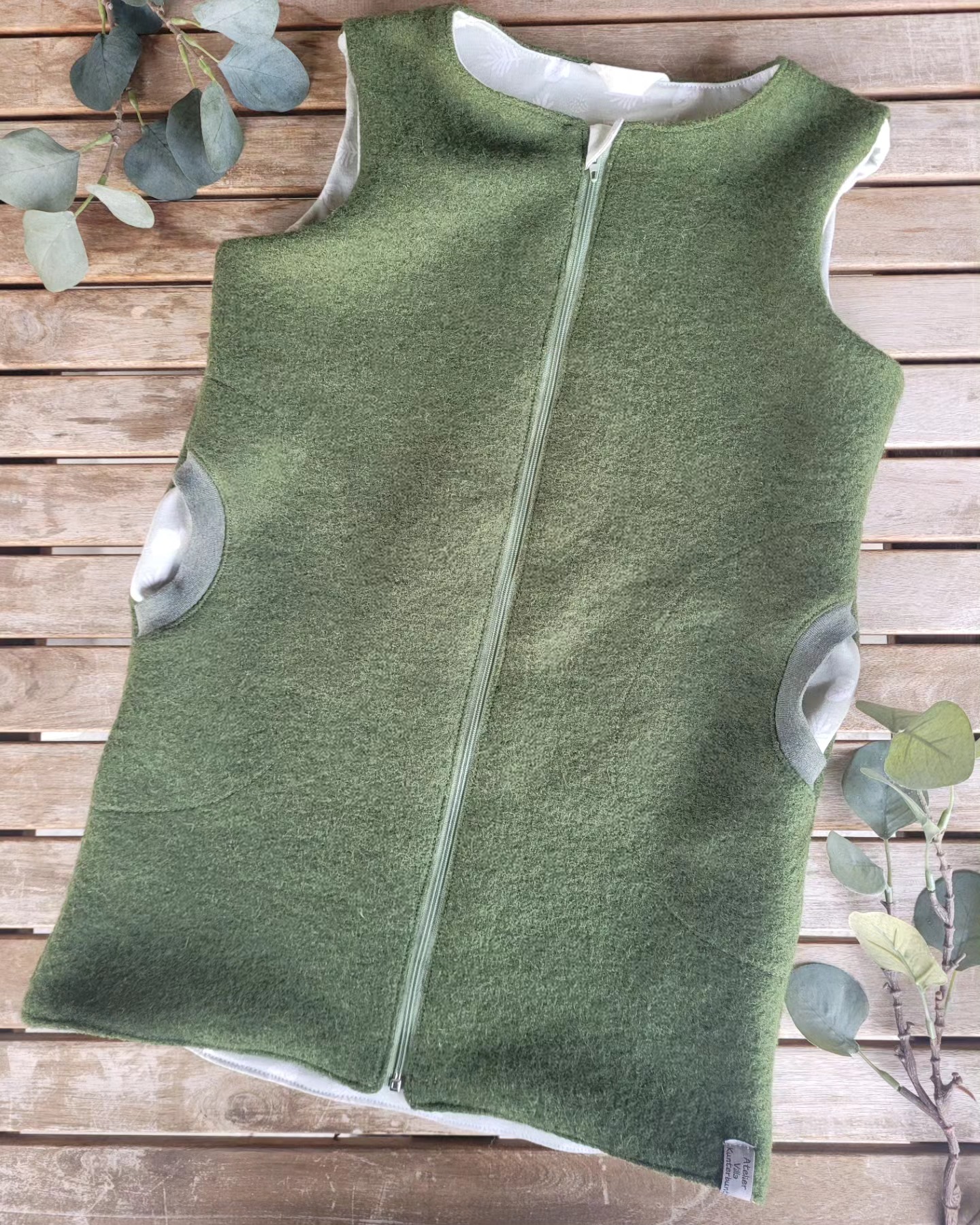 Hier wurde eine ganz besondere Bestellung fertig. Eine Überraschungsweste für eine erwachsene Person. Herzlichen Dank dafür! 🌿🌿