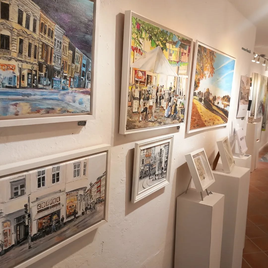 Hinten in der ART15 ist eine Wand versteckt mit Bremer-Kunst.
Anja Zumsande präsentiert dort ihre kleinen Bremer-Schätze👩🏼🎨!
Falls jemand sein Bremer Lieblings-Plätzchen in Acryl gemalt haben möchte, ist sie die richtige Ansprechpartnerin.
#Acrylmalerei #Acryl #Kunst #Galerie #schnoor #bremen #schnoorviertel