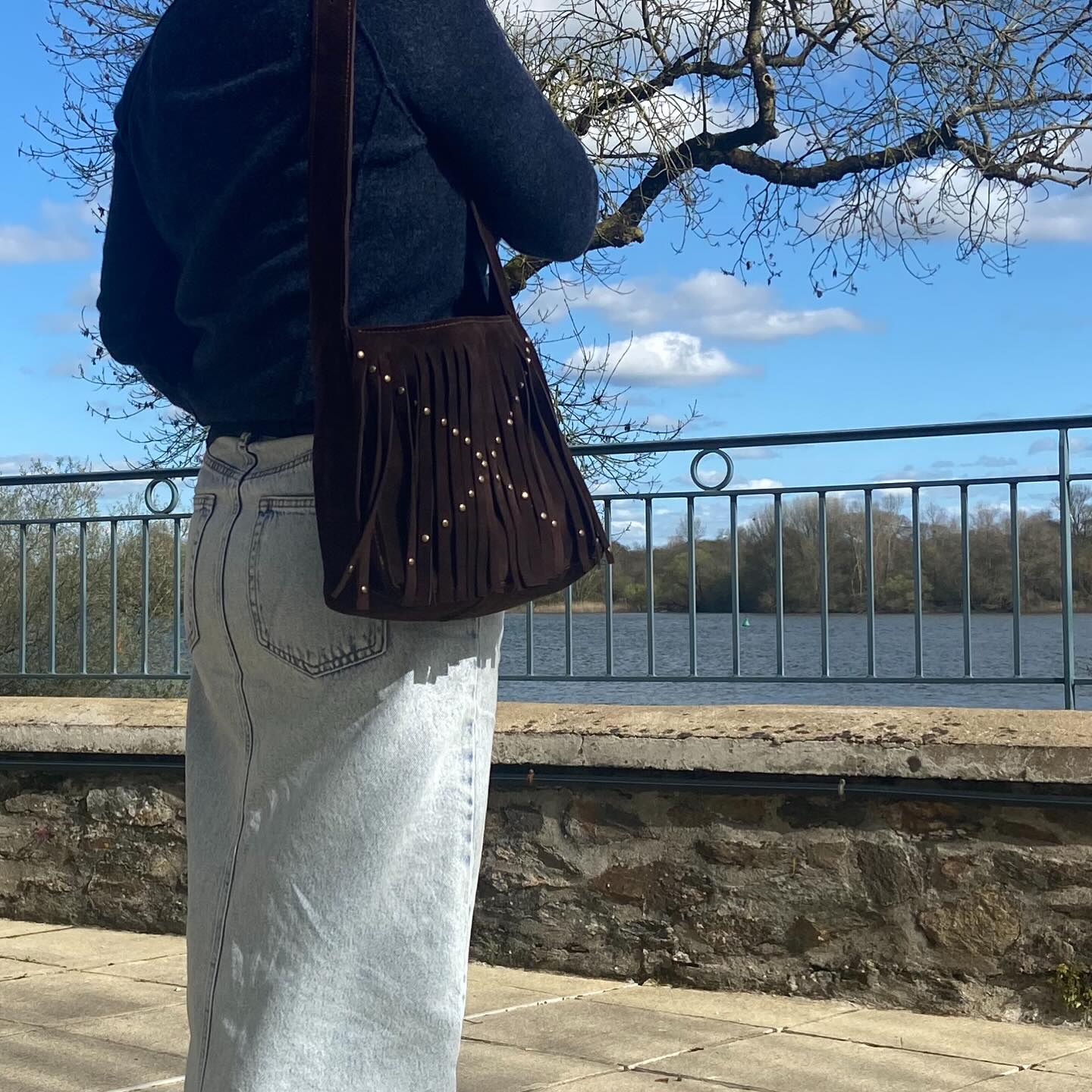 Parfait pour un usage quotidien, le sac besace en suede chocolat Janice peut contenir tout ce dont vous avez besoin sans être trop encombrant.
Plus de détails et commande sur atelier13bis.fr