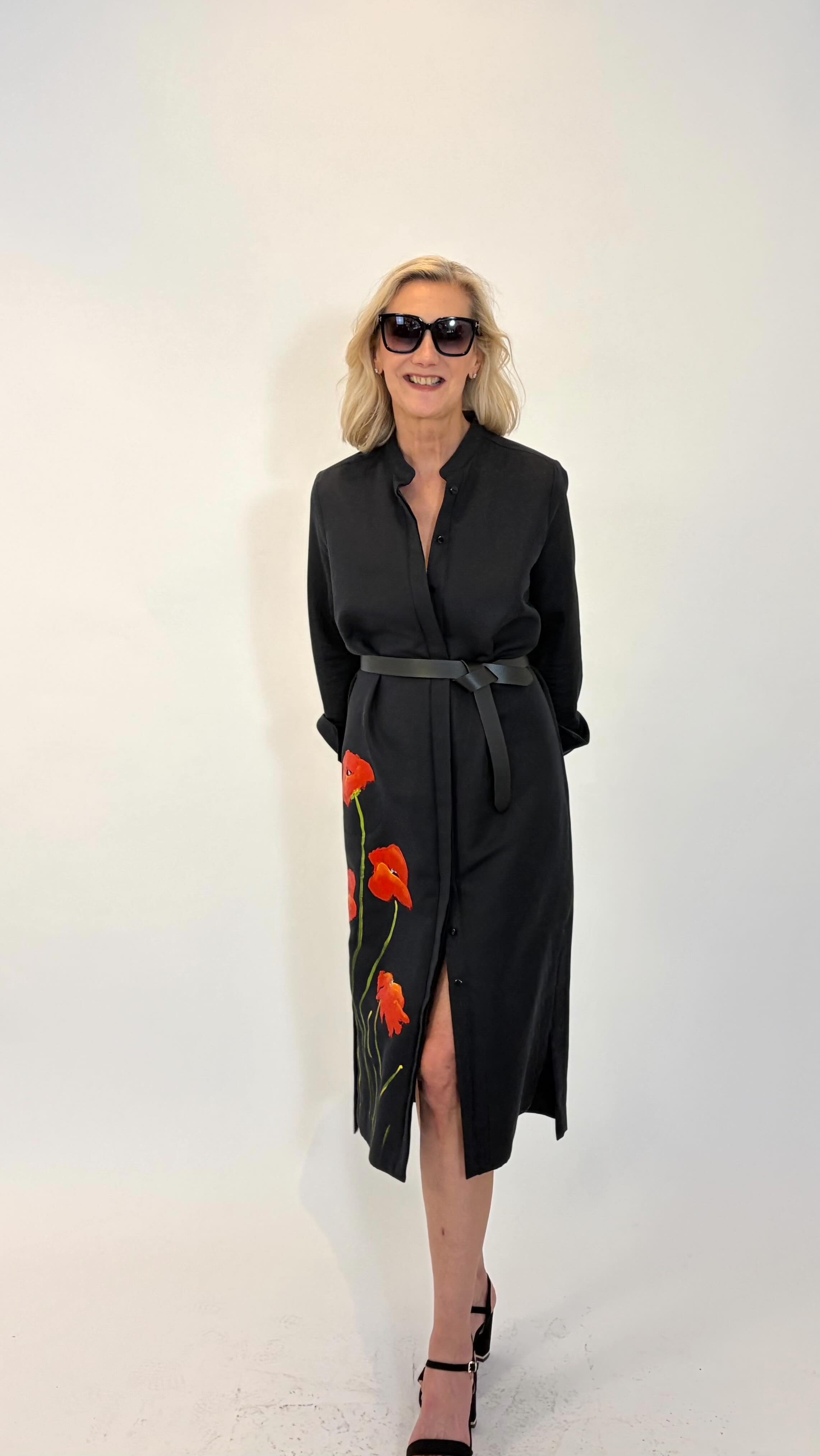 Psst … 🤫
Ich zeige Euch heute das allererste Stück aus meiner neuen Kollektion FIORI e COLORI.
Handbemalte Blüten, inspiriert von den leuchtenden Mohnfeldern – frei auf den Stoff gemalt, jedes Detail ein Unikat.
Exklusiv. Maßgefertigt. Handgenäht.
Und das ist erst der Anfang … 🌺
#lgabriellekoch #neuekollektion #fioriecolori #frühlingskollektion #köln