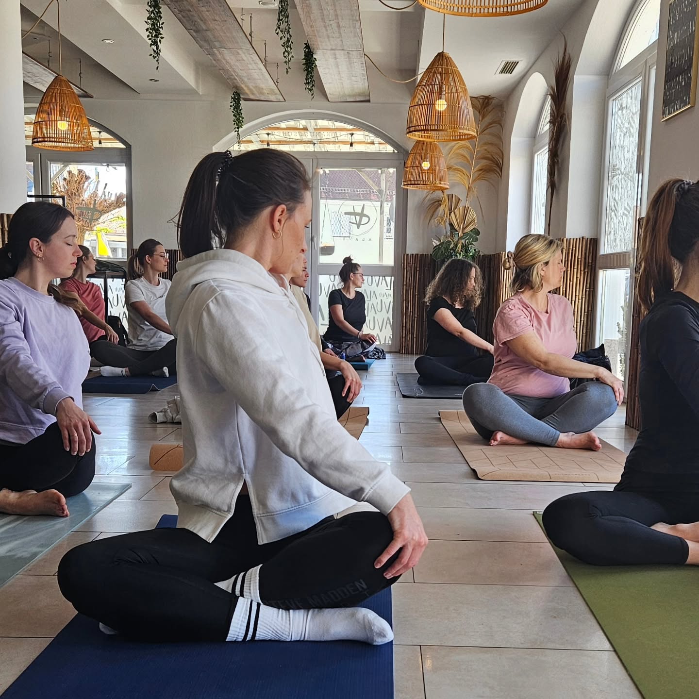 Yoga | Brunch | cozy sunday
Wir starten wieder in unsere Yoga Brunch Events Nähe Regensburg & freuen uns auch dieses Jahr auf leckersten vegetarischen Brunch @supclub
Sonntag
10. Mai | 20. September | 25. Oktober
9.30 - 12.30
@alavu.restaurant
(1. Termin ausgebucht, Zusatztermine following)
🧘🏼♀️ 60 Min Yoga
☕️ bunter Brunch
Flow, Feel, Connect
Anmeldung siehe Link in Bio.
Wir freuen uns auf Dich & schon jetzt viiiele bekannte Gesichter ♡
.
.
.
.
#yogaeventregensburg #yogabrunch #alavunittenau #yogaregensburg #brunchregensburg