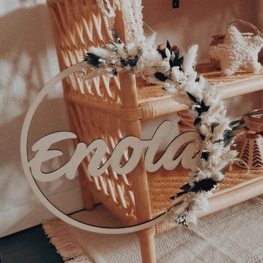 Une douce couronne pour la naissance d'une petite Enola 🧸
Bienvenue 🥰🤍🫶
Un joli cadeau de naissance qui fait plaisir à tous les coups, aux tonalités très naturelle, du blanc et du vert qui rappelle la nature, la forêt et les petits animaux 🤎🐴🍄🌿🌱🍂🐣🐿️🐐🐖🐱🦁🐒
Composée de fleurs séchées et stabilisées les couronnes ne bougent pas et vous pouvez ainsi en profiter de longues années 🌙
Adaptable pour toutes occasions 😍
Merci à ma cliente pour sa gentillesse et fidélité 😊🥰
À la demande de la cliente nous avons réalisé une couronne avec le prénom ainsi que le pourtour 100 % bois pour le côté très naturel, merci à @creations_boboua pour la réalisation 🤩😘🌻🧡
#couronnefleurssechee#fleuristesuisse#fleurssechees#suisse#couronnepersonnalisee#chambredenfant#ideecadeaunaissance#suissseromande#swissmade#vaud#valais#neuchatel#tessin#berne#fribourg#fleuriste#couronne#driedflowers#ideecadeau#eshopsuisse#suisseromande#fleurs#geneve#personnalisation#creatricesuisse#