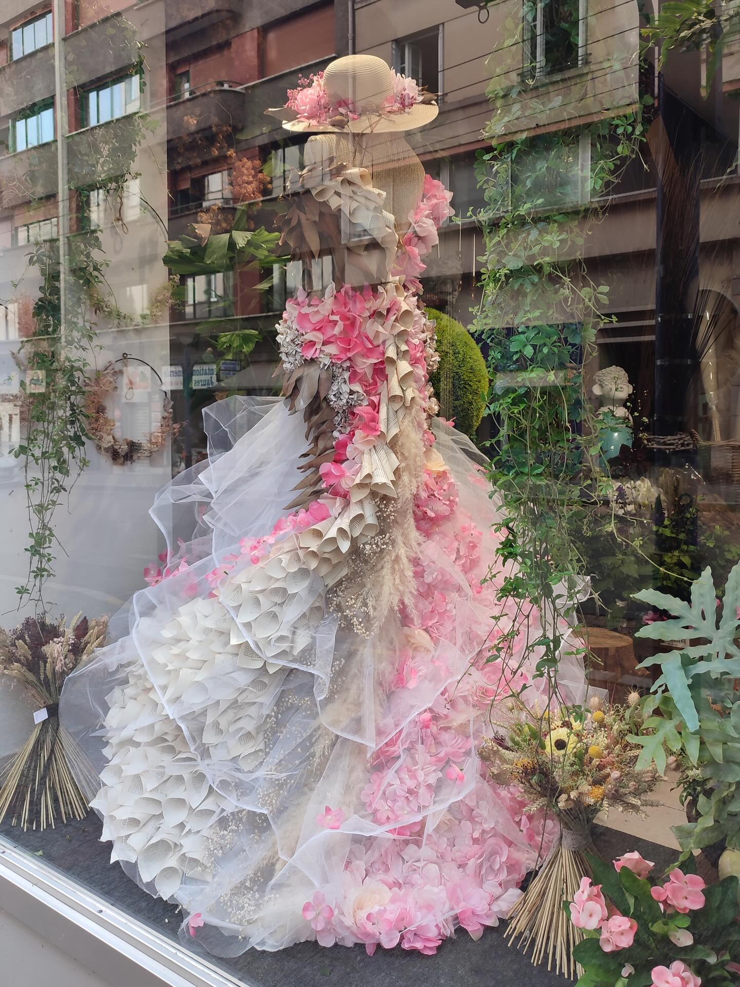 Un instant subtil et délicat pour une réalisation de décor de vitrine 👰🏼♀️💍