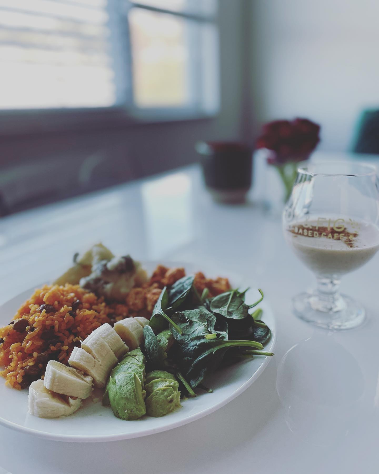 Comidita Vegana Navideña 🤶🏽🎄arroz con gandules, ensalada de papa, tofú, and some greens too 😉 bonus: coquito vegano