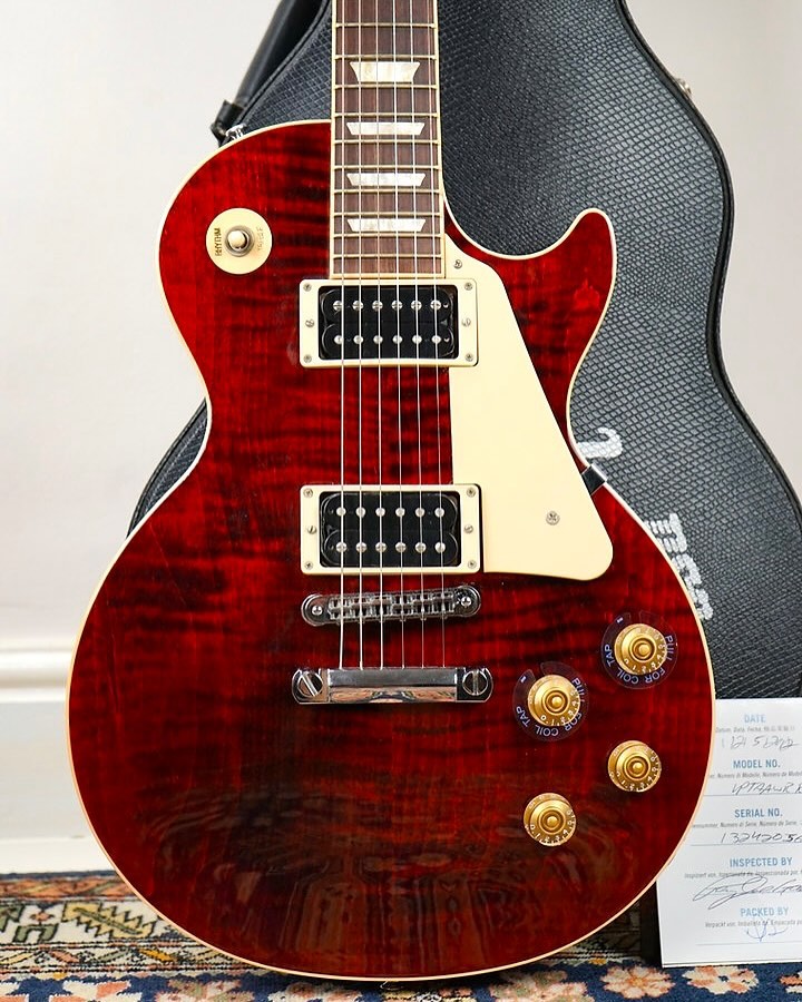 2013 Gibson Les Paul Signature T.
This one has a lovely AA flamed maple top beneath a rich Wine Red finish. Big Lucy vibes!
Now sold, but it deserved a post.