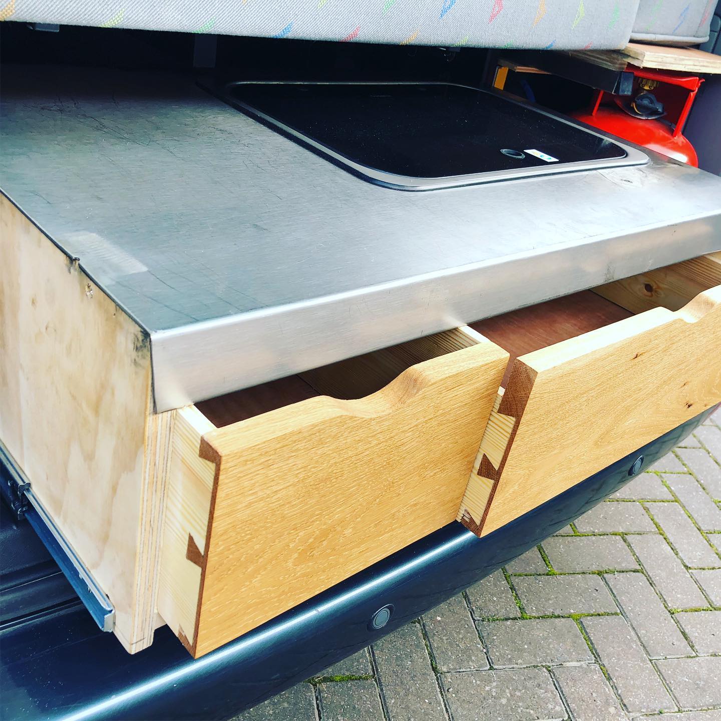 Slide out camper unit 🚍✅⚒⚒#t5camper #oak #dovetails #joinery #madetomeasurewoodwork #vanconversion