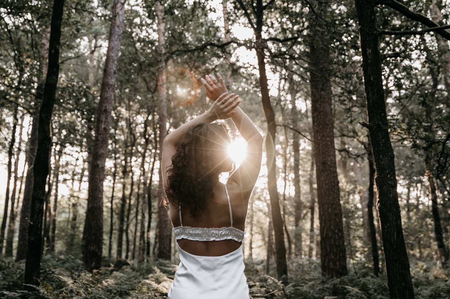 Female Empowerment
Vandaag start ik mijn dag met een verdiepingsgesprek voor een female empowermentshoot.
Voordat we samen gaan shooten plannen we altijd even een moment om te videobellen. Zo hebben we elkaar alvast gezien en dat is fijn, want een shoot kan soms best intiem aanvoelen.
Tijdens dit gesprek bespreken we jouw wensen, maken we samen een moodboard en bepalen we de locatie, datum en het tijdstip. Zo zorgen we ervoor dat jouw shoot helemaal bij jou past.
Een female empowerment shoot draait niet alleen om foto’s. Het draait om jezelf zien zoals je écht bent: krachtig, vrouwelijk en mooi.
Wil je hier meer over weten? Stuur me gerust een DM of klik even op de link in mijn bio.
#femaleempowerment
#selflovejourney
#vrouwenkracht
#empowermentshoot
#studiofemme