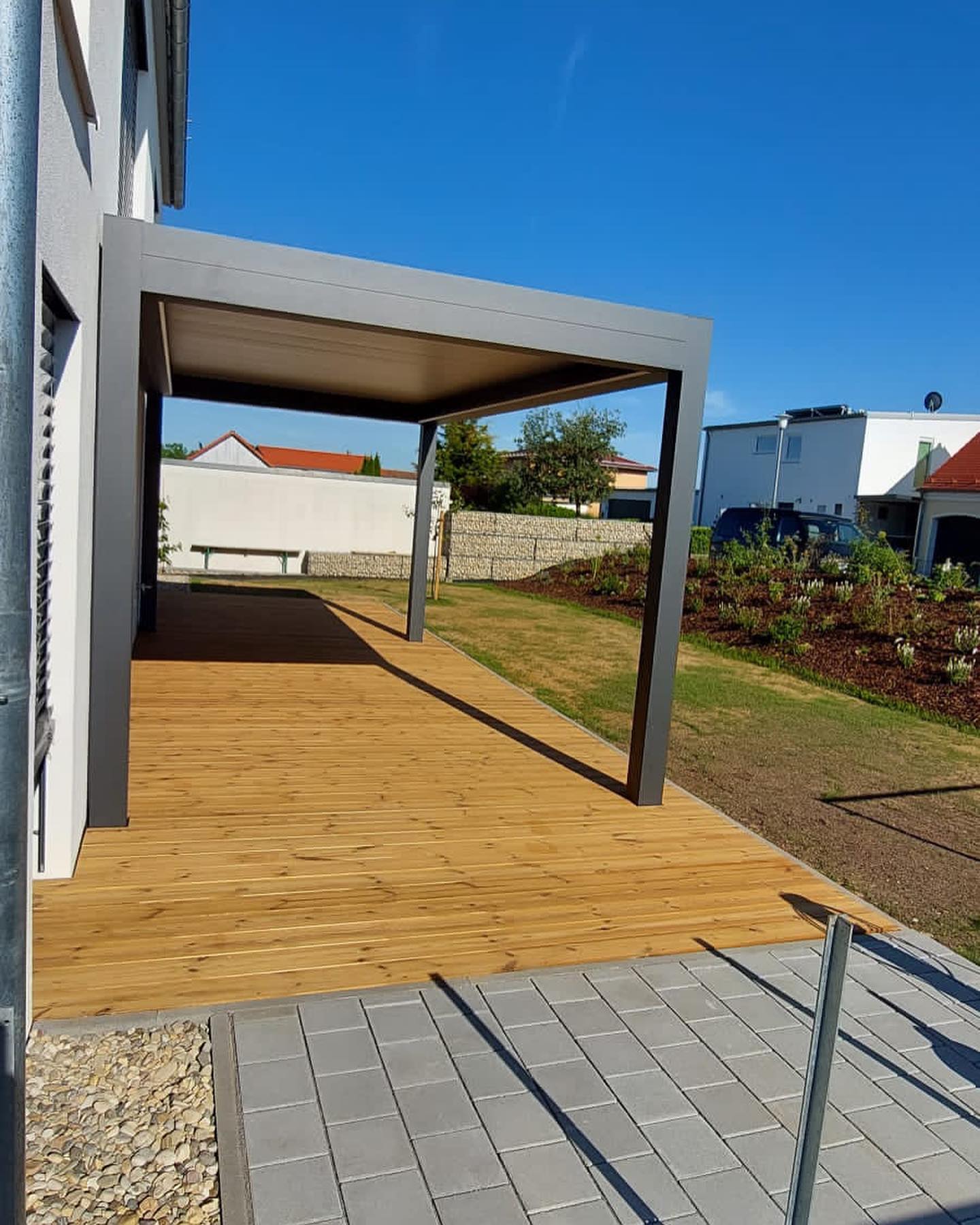 Holzterrasse mit Thermokiefer Dielen und Alu Unterkonstruktion.