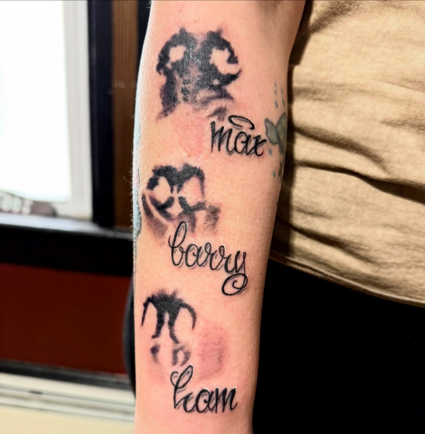 Dog memorial tattoo with the sweetest nose prints! 🐾Done by @dfd.james.tattoos
.
Book via link in bio
.
.
.
.
.
.
.
.
.
#memorialtattoo #blackandgreytattoo #blackandgrey #dogtattoo #ellsworthmaine