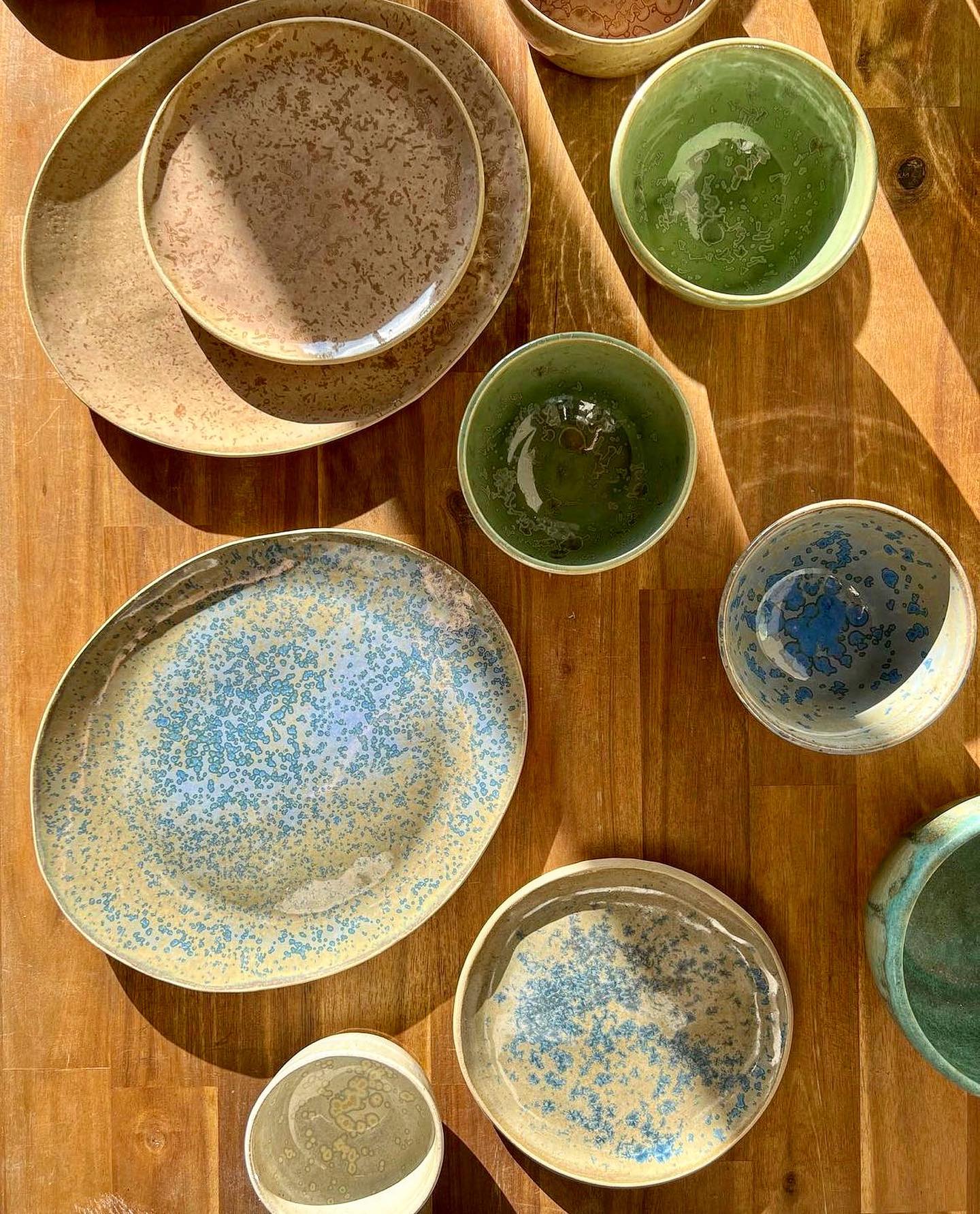 Toutes les ceramiques sont à retrouver dans ma boutique en ligne (lien en bio) 🌈
#ceramique #ceramics #ceramiquecontemporaine #madeinparis #madeinfrance #pottery #artdelatable #ideedeco #assiette #platesforchefs #clay #poterie #crystals