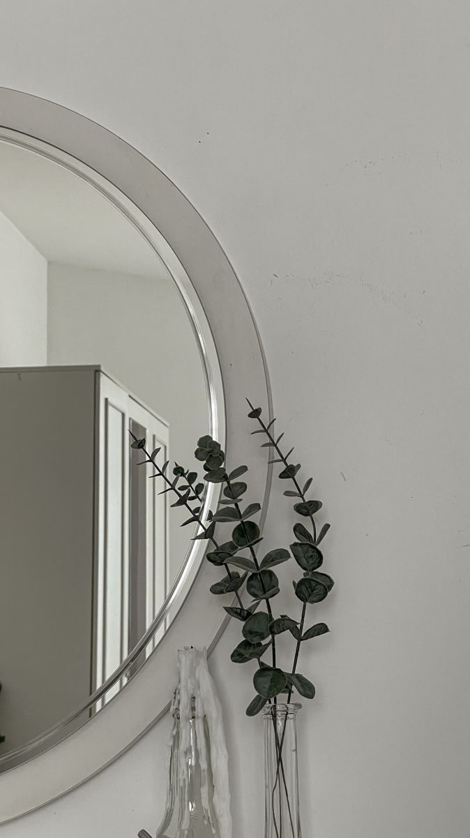 The difference between strong knees and strained knees is control. ✔️
This exercise targets the VMO, the muscle that helps keep your kneecap tracking properly and supports knee stability.
Lightly place your fingertips on the footbar for support, or go hands free for more of a stability challenge.