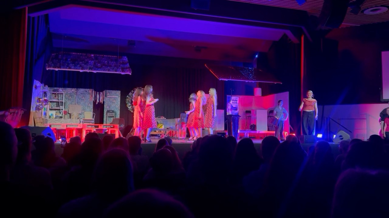 Die Aufführung des Musicals Vis-à-vis von der Hoger-Jugendarbeit der Kirchgemeinde Kirchberg, eine eigenwillige und spannende Interpretation der Jonas-Geschichte war sensationell! Hier zur Inspiration einige Eindrücke des Auftritts im Saalbau am 14. März 2026. #kirchgemeindekirchberg #hogerjugendarbeit #musicalvisavis