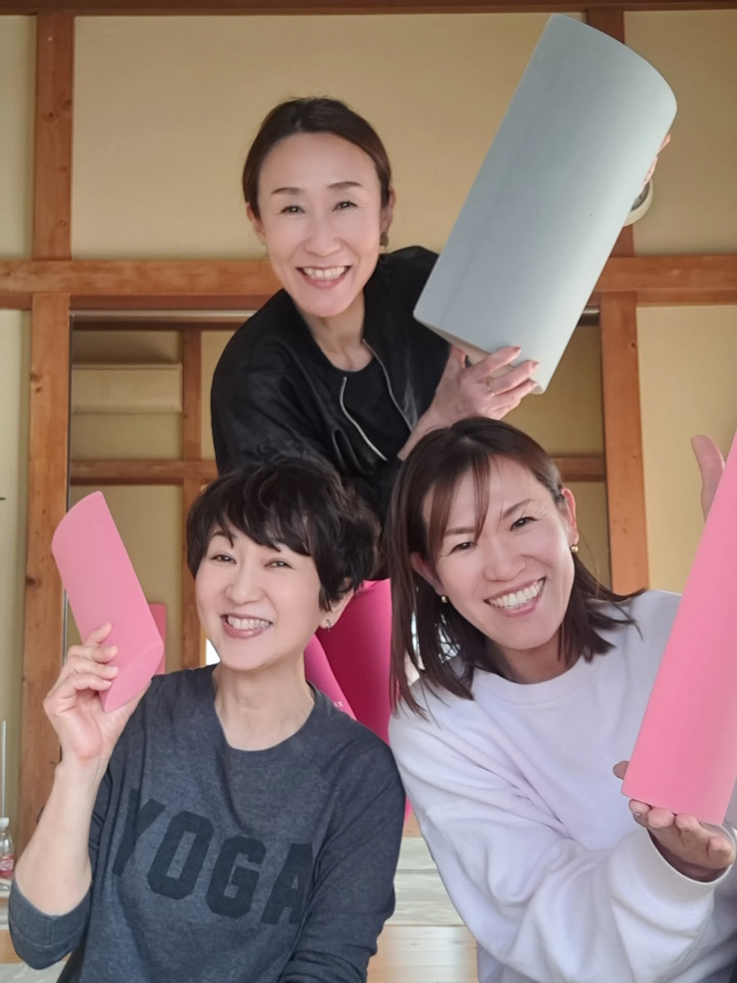 ◼️骨盤・腰部コンディショニング
◼️腰痛アプローチ
ご参加いただき、ありがとうございました
骨盤は、上半身の力を下半身へ
そして、地面からの力を上半身へと伝える
「身体の中継地点」
だからこそ
歪みが少ない状態が理想とされています
これは多くの方がご存知の通りですが
実は、骨盤の評価は
「反り腰」「猫背」だけでは不十分
より正確に見るためには
寛骨(骨盤の左右)と仙骨を
分けて評価することが大切です
ここを分けて捉えることで
腰痛の本当の原因や
身体へのより的確なアプローチが見えてきます
目で見て、自分で動いて、
実際に触診し、頭で理解する
繰り返すうちに
►自分の不調の原因が分かり
►お客様のお悩み解決策がひらめく
学びながら、自分自身も整う
そんな贅沢な学びの時間をご一緒しましょ
千葉・富津のプライベートサロンを拠点に
講座受講生募集中
___________________________________________________
構造(骨格)からコンディショニングを考える
最先端エクササイズre・Frame exercise®
@re_frame_conditioning_academy 公式セミナー
____________________________________________________
【日程】
▶️4/8(水) オンライン
►10:00~12:00
『フェイスリフト3つの法則』
▶️4/15(水) 千葉県富津市
►10:00~13:00
『rfe-Basic 胸郭頸部コンディショニング』
▶️4/22(水) オンライン
►10:00~12:00
『肩関節痛アプローチ』
▶️5/13(水) オンライン
►10:00~12:00
『美尻をつくる3つの法則』
▶️5/20(水) 千葉県富津市
►10:00~13:00
『rfe-Basic 美脚コンディショニング』
▶️5/27(水) オンライン
►10:00~12:00
『股関節痛アプローチ』
【定員】4名
【詳細・お申込み】
@akiba_yuki プロフィールURLから
#ヨガ #ピラティス#骨格ボディメイク #解剖学 #reframeexercise