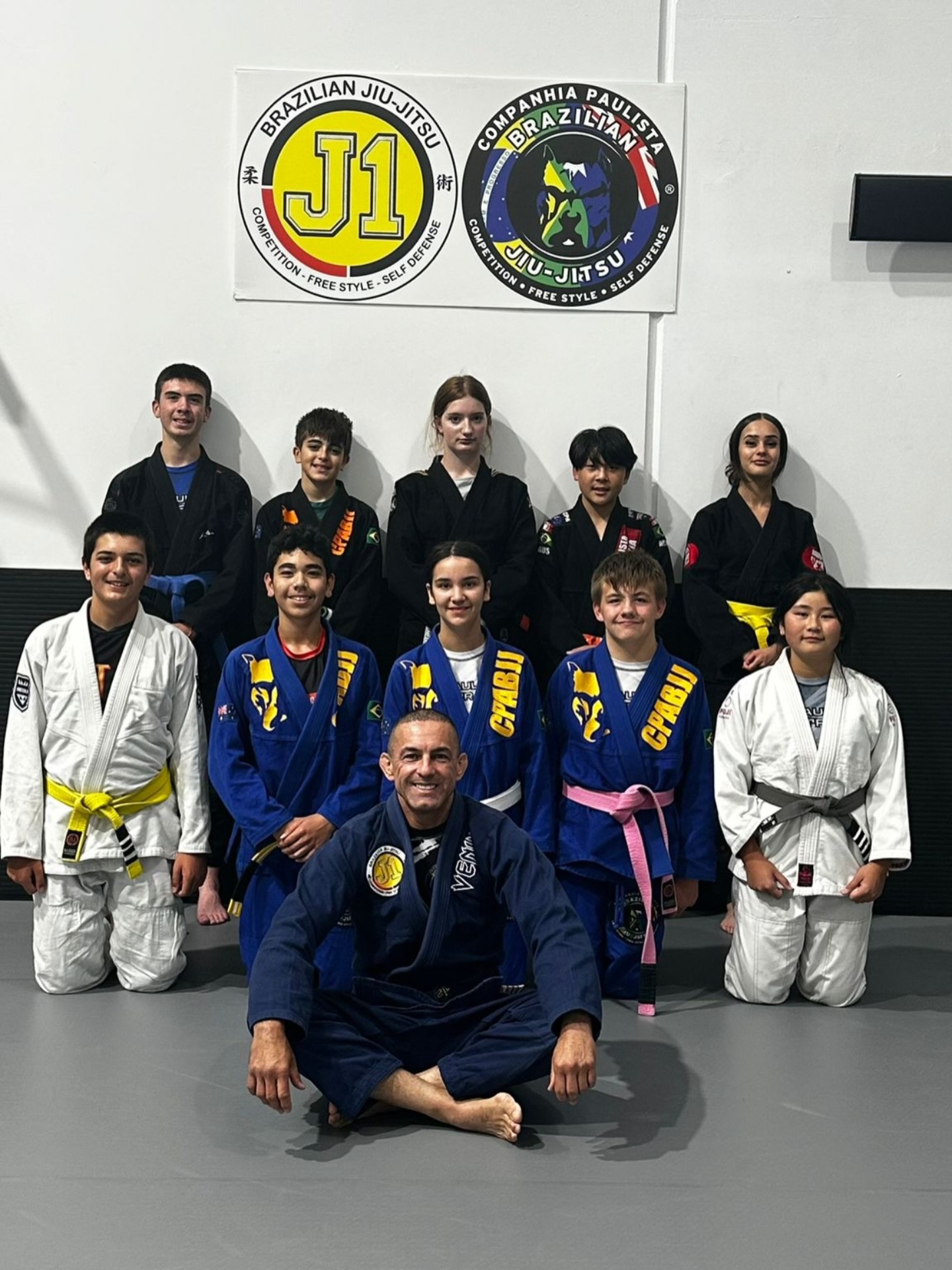 🥋🔥 Teens Brazilian Jiu-Jitsu Program 🔥🥋
Confidence. Discipline. Respect. Teamwork.
Our Teens classes help young athletes grow stronger physically and mentally while learning real self-defense skills in a positive and supportive environment. Every training session builds focus, resilience, and the mindset to overcome challenges — on and off the mats.
Surround your teen with great role models, strong friendships, and lessons that last a lifetime.
👊 Join the team
📈 Build champions in life
🏆 Train with purpose
#BJJTeens #FutureChampions #ConfidenceThroughTraining #bjjlife @cpabjj