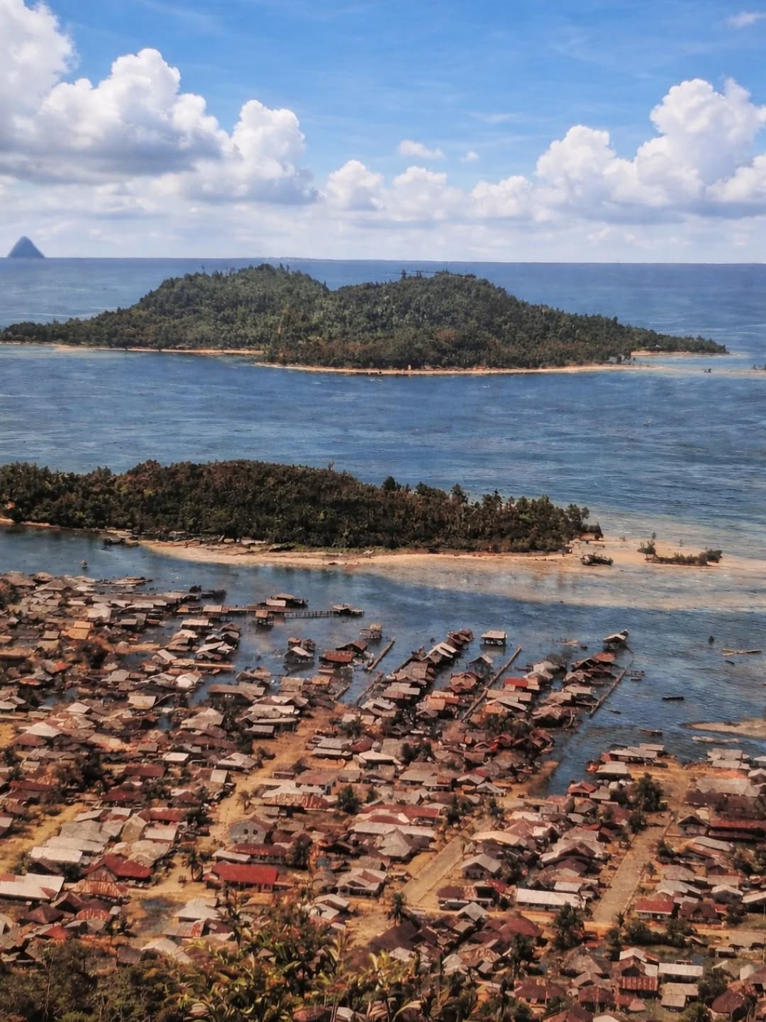 Oi Dusanak!
Foto panorama Sibolga ini diambil dari sampul buku Bunga Rampai Tapian Nauli yang diterbitkan 1995. Dimungkinkan foto ini diambil sekitar awal tahun '90-an atau bahkan akhir '80-an. Kondisi kala itu antara pesisir, laut, Pulau Sarudik, Pulau Poncan Gadang, dan bahkan Pulau Situngkus di tepi cakrawala.
Terlihat bahwa setelah Jembatan Hitam ke arah Simpang Lima di sisi pesisirnya, permukiman masih banyak yang berada di atas laut. Ya benar! Sibolga adalah kota yang berkembang melalui proses reklamasi yang dimulai sejak tahun 1850-an.
Panorama ini mengingatkan dan membuka kembali kenangan kita akan masa lalu. Dan ini merupakan upaya kota untuk memperluas wilayahnya yang sangat terbatas. Akan sangat menarik juga untuk mendiskusikan bagaimana rencana pengembangan kota ini ke depan.
Ayo temukan dimana rumah mu?
#sibolganauli
#panoramasibolga
#poncan
