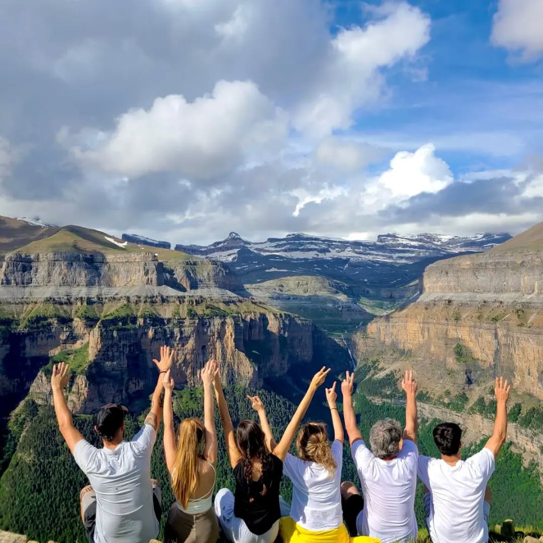 Qué tiene Ordesa que enamora a todo el que viene?
Pues su magia reside entre otras muchas cosas, en que dónde hoy día se asienta la cordillera pirenaica 🏞️ se constituyó un mar🐋 hasta hace aproximadamente 35 millones de años y hoy podemos disfrutar de una configuración de este a oeste de una cadena montañosa de más de 200 picos que superan los 3.000m 🏔️ de altitud.
🚙 Desde la ruta 4x4 de los miradores de Ordesa podemos contemplar algunos de ellos.
Parque Nacional de Ordesa.
👉 Reservas e info: 675 709 338
#ordesa #guiasdeordesa
#ainsa #pnordesaymonteperdido
#ordesaymonteperdido #huescalamagia #rutas #broto #offroad4x4 #offroad #offroadtrip #toyota #4motion #rinconesconencanto #edelweiss #pirineo #pirineus #pirineos #pirinioak #pirineoak #pyrenees #pyreneeën #pirineoaragones #monteperdido #montaña #paisajesnaturales #naturaleza #vidarural #aínsa #torla