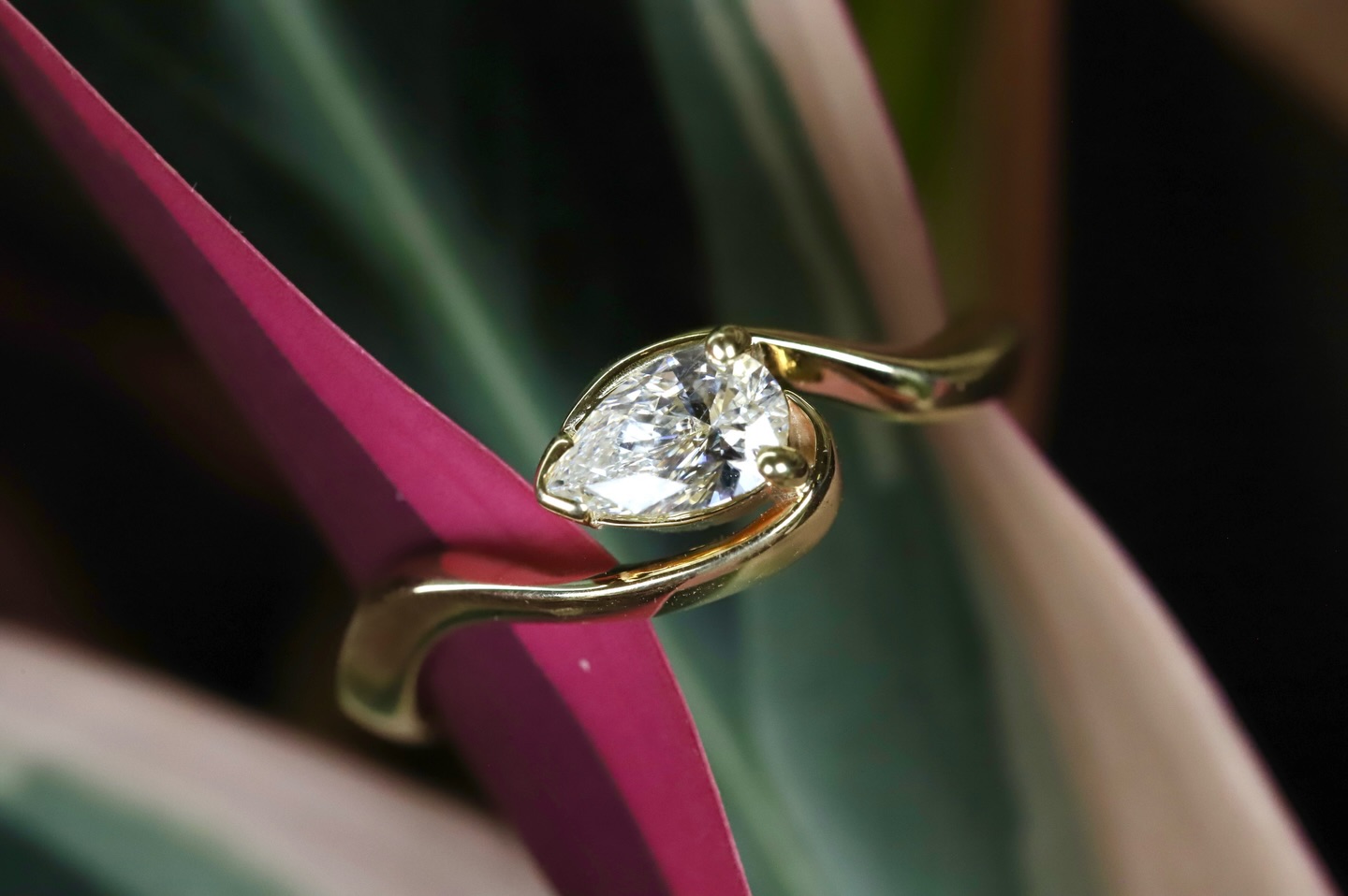 A 0.42 ct pear-cut diamond set in rich yellow gold. The elegant teardrop shape brings a graceful sense of movement, while the warm gold adds depth and contrast to the stone’s brilliance.
A perfect expression of modern design with a subtle twist of timeless romance. ✨ #diamondjewelery #finejewellery #handcraftjewelry #weddingjewelery #vujewellers