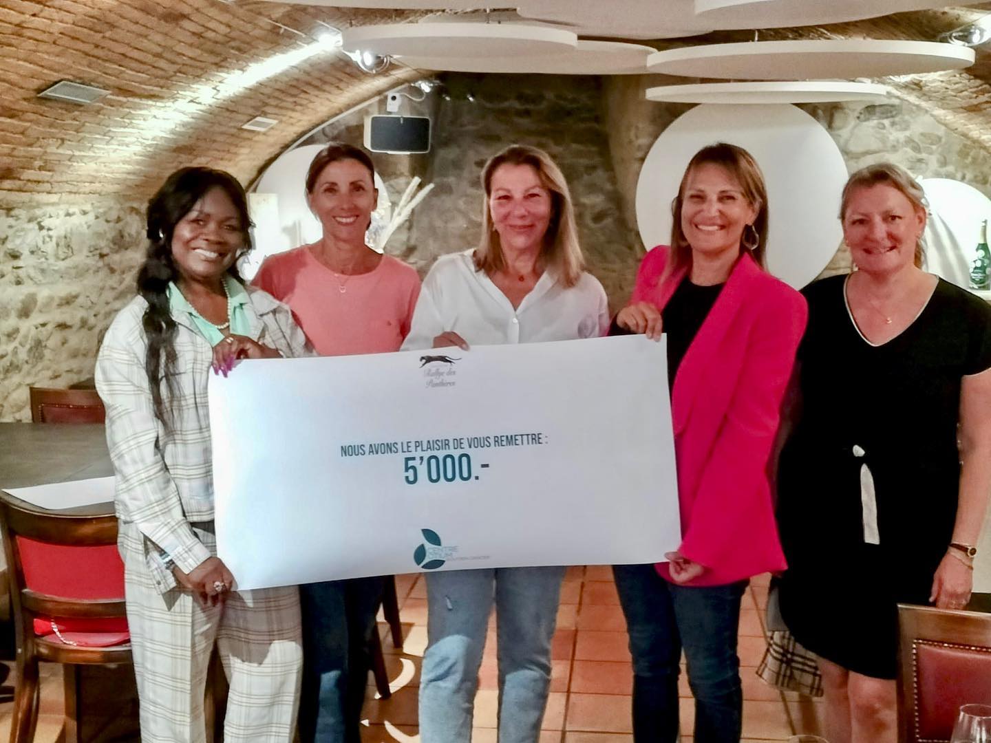 Des #pilotes au #feminin et partenaires de l#associationrallyedespantheres sont très heureux d’offrir 5000.- à la #fondationotium qui vient en aide aux #femmesatteintesducancerdusein 💓
.
#femmessolidaires #felinesaugrandcoeur #rallyesuisse #oldtimer #carlovers #classiccars