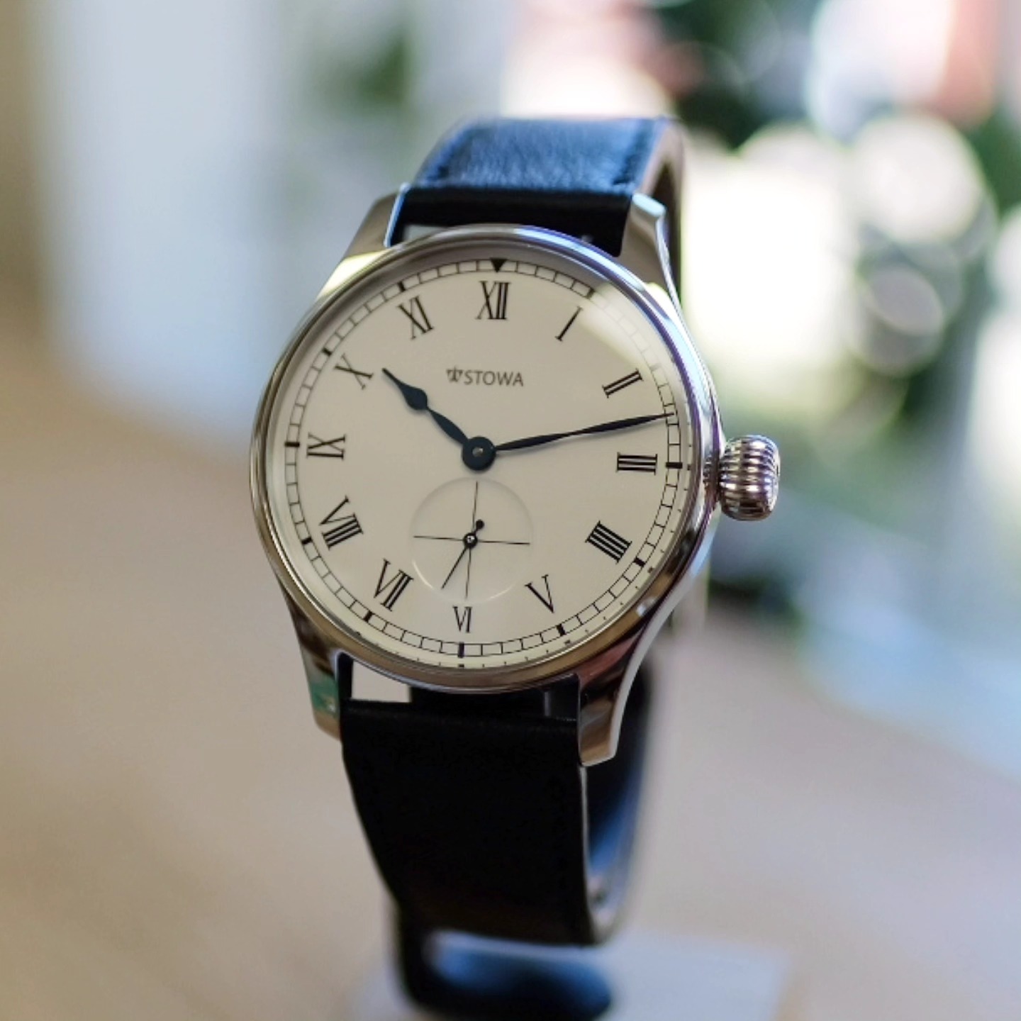 Stowa Marine, utsökt kvalitet och stil! Designen är en fullträff med blånerade visare, romerska siffror och lökkrona. Ett ur med perfekta mått på 36 mm diameter och endast 8,5 mm tjocklek. Urverket är tillverkat av schweiziska Peseux och har hög finish med Geneva stripes, högblanka angleringar och blånerade skruvar. Helt unika egenskaper för sin prisklass. Hos oss 13 200:- Välkommen in och prova den! Vi har öppet på Kristihimmelfärdshelgen (stängt söndag).
#klocka #urmakeri #watch #watchrepairer #tidlösaur #tidlös #ulvakvarn #uppsala #mittuppsala