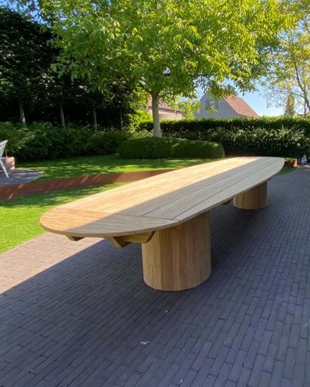 Voor dit gezin mochten we een tuintafel op maat maken. Ze nodigen graag familie en vrienden uit, houden van gezelligheid en fijne babbels. Met hun tafel van 5 meter lang komt dat zeker goed!
De tafelpoten zijn hol vanbinnen en ze worden opgebouwd volgens ons eigen ontwikkelde systeem van verschillende samengestelde profielen.
Zie je jezelf al aan je eigen tuintafel zitten? Laat de zon nu maar schijnen!