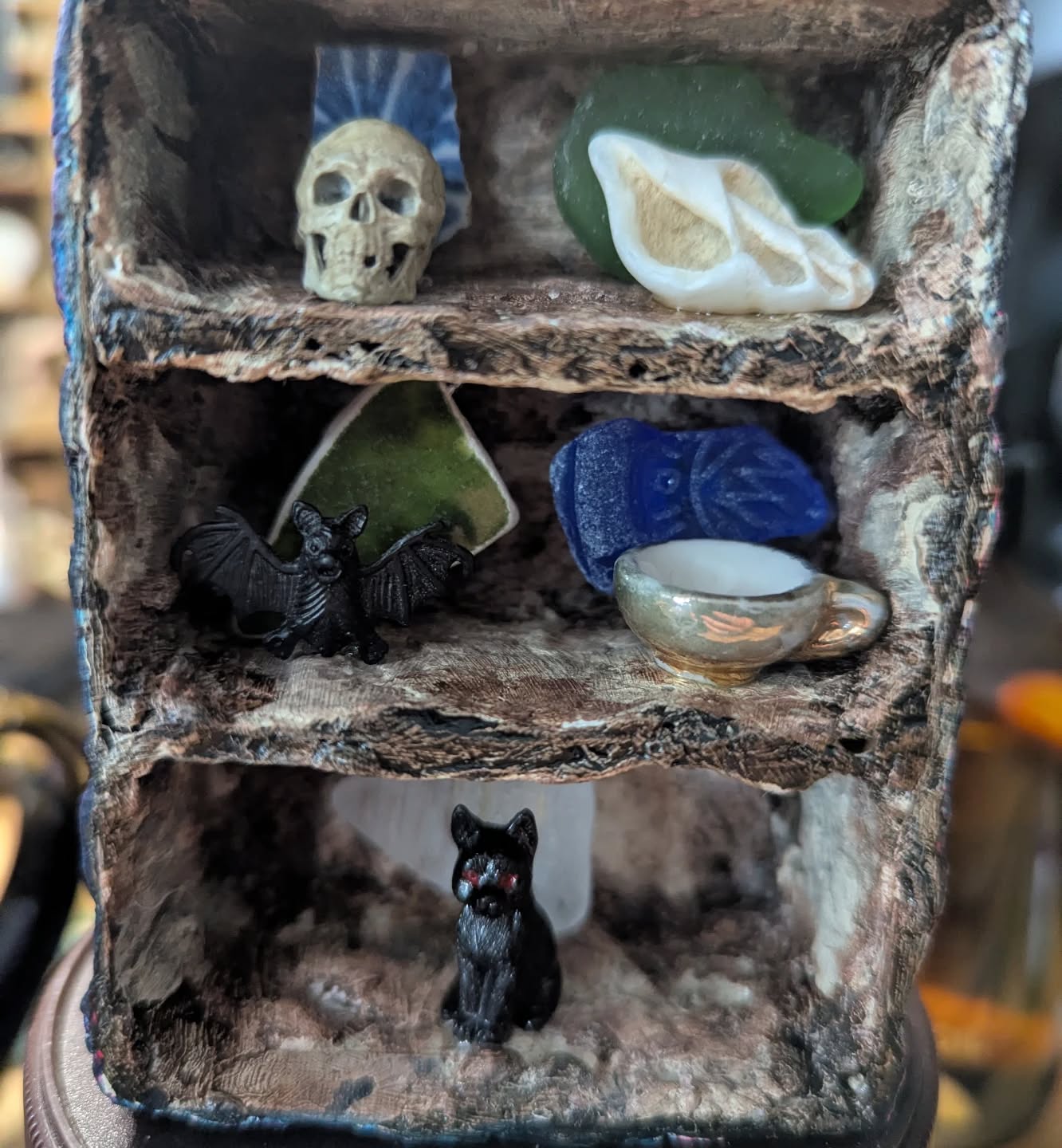 What lives rent free in your head?
#foundobjectart #assemblage