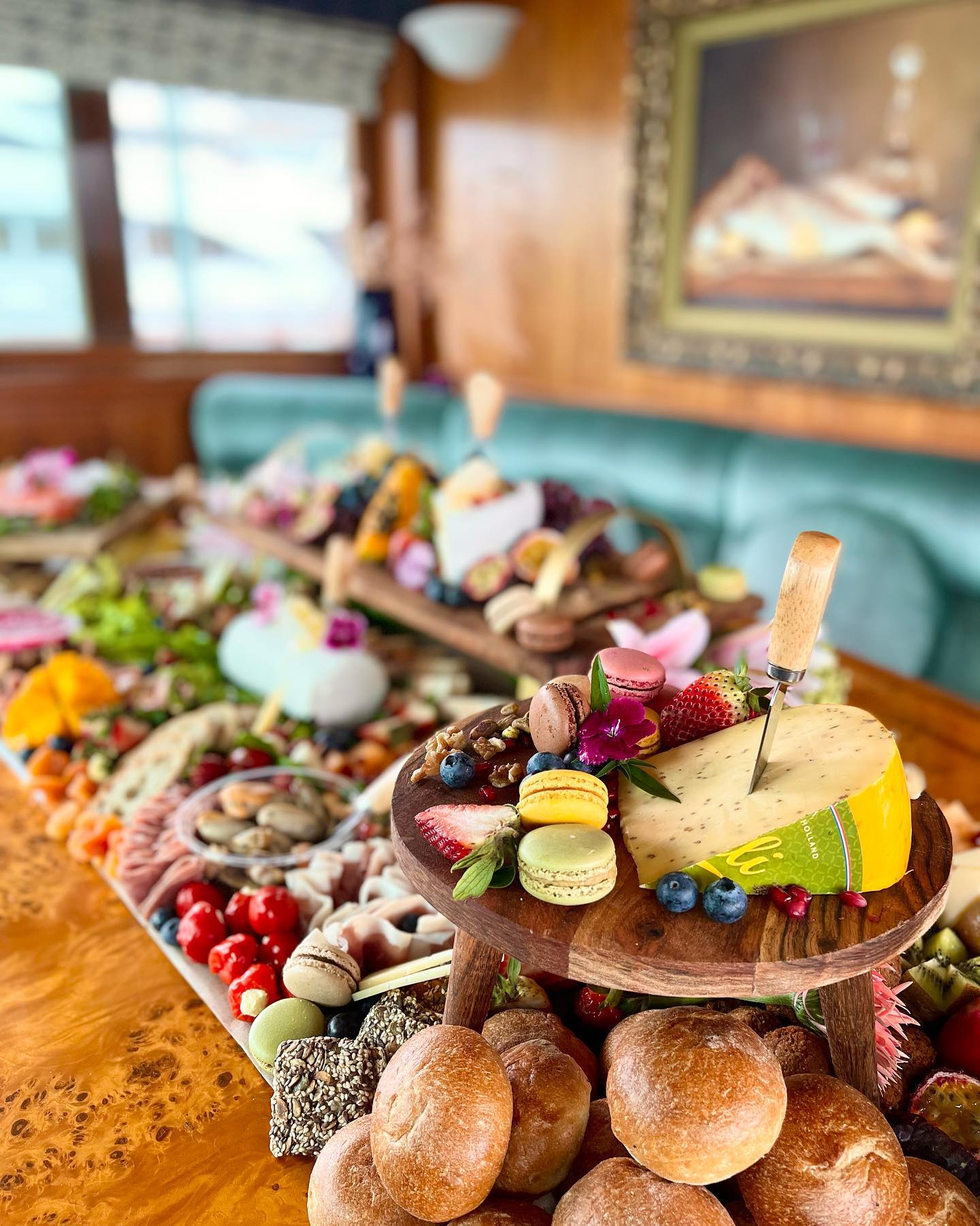 Such a beautiful setting for a One Metre Graze aboard the Sea Breeze today 😍🌊☀️ @boutiquesuperyachts
📩 hello@theplattercollective.com
.
.
.
.
.
#cheeseplate #cheeseboard #cheese #cheeseplatter #grazingtable #charcuterie #cheeseboards #cheeselover #grazing #foodstylist #foodstyling #foodblogger #foodie #foodporn #foodphotography #foodstagram #supportlocal #platterporn #aucklandeats #aucklandcatering #eventplanningauckland #platter #grazingtables #aucklandevents #theplattercollective #yacht #superyacht