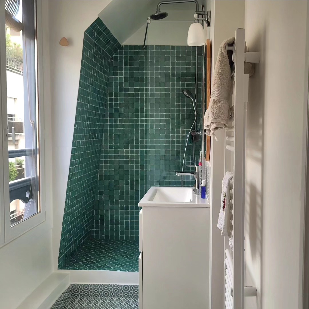 PROJET Tanneries
AVANT/APRES
Pourquoi toujours tout casser???
Dans la salle d'eau, le zellige vert émeraude a été conservé, un clin d'œil à la cour du cloître qui nous accueille en arrivant .
.
.
.
.
#interiordesign#ecoresponsable#vert#campagneaparis
