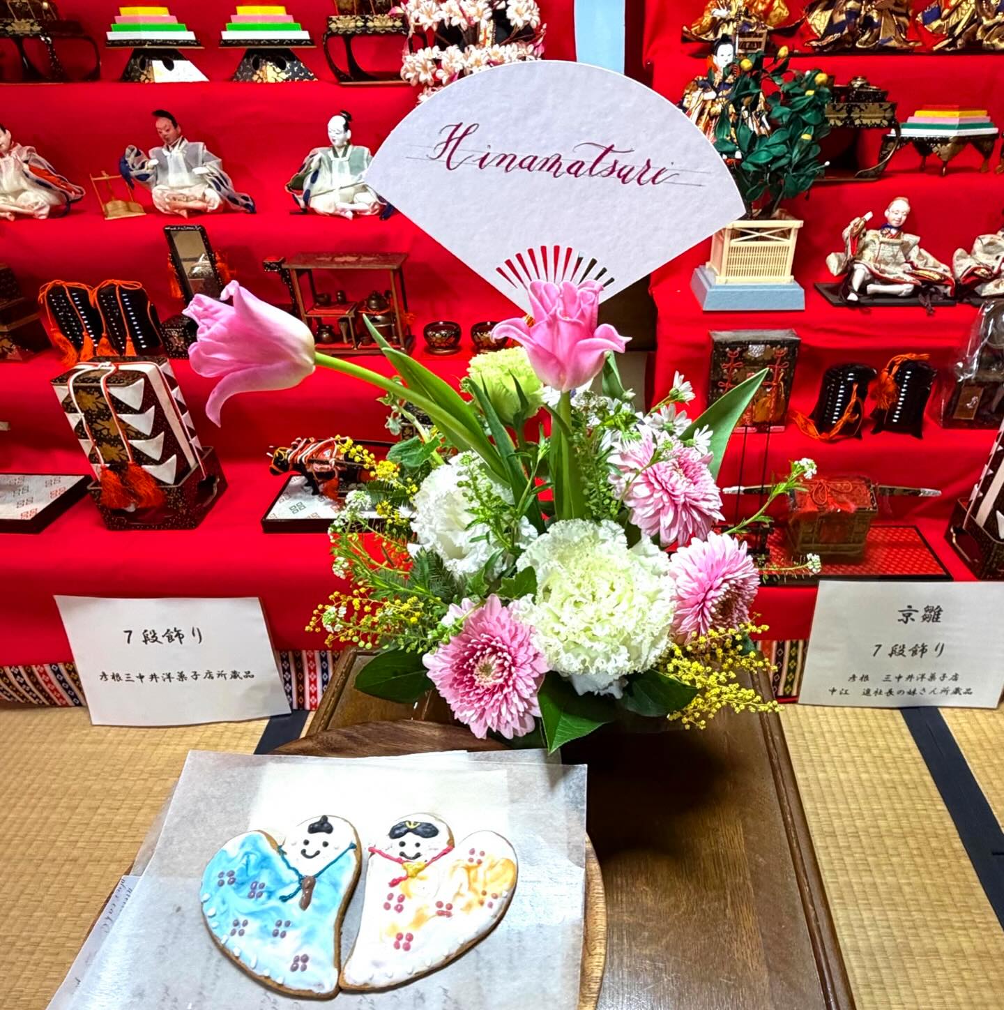 【ひなまつりスペシャルレッスン】
少し前になりますが
五個荘ひなめぐりの会期中
ファブリカ村主催のイベントが
五個荘近江商人屋敷
旧中江勝治郎邸で開催されました!
「ガールズデイ・スペシャルレッスン」
3月3日(火)
まさにその日はひなまつり♡
①Atelier花空間のフラワーアレンジメント
②アトリエChihiroのカリグラフィー
③atelierプリュケーキのアイシングクッキー
この3つから選ぶのではなく
3つとも受けられるという
すごく珍しいレッスン
場所は、普段一般公開はされていない
旧中江勝治郎邸…なんとレアな!
3月3日だけ特別公開なので
レッスン中も多くの人が見学に来られてました。
まずはお花のレッスン
そのあと、2グループに分かれて
カリグラフィーとアイシングクッキーのレッスンでした。
沢山の方にご参加いただきました
ありがとうございました♡
@fabricayoko
@atelierplus_cake
@labeille_atelier_chihiro
ーーーーーーーーーー
【flower shop】
【flower design school】
Atelier花空間
マミフラワーデザインスクール
滋賀指定教室責任者 森 光香
◇住所 滋賀県東近江市佐野町657
ファブリカ村内
◇定休日 火水木(不定休)
◇営業時間10:00〜16:00
※お菓子のお店「アトリエプリュ+ケーキ」さんと同じ店舗内にあります
▶︎@atelierplus+cake
時々お花とお菓子のコラボイベントやコラボ商品作っています♪
▶︎@hana.plus_info
#アトリエ花空間
#花を贈る
#花のある暮らし
#マミフラワーデザインスクール
#滋賀指定教室