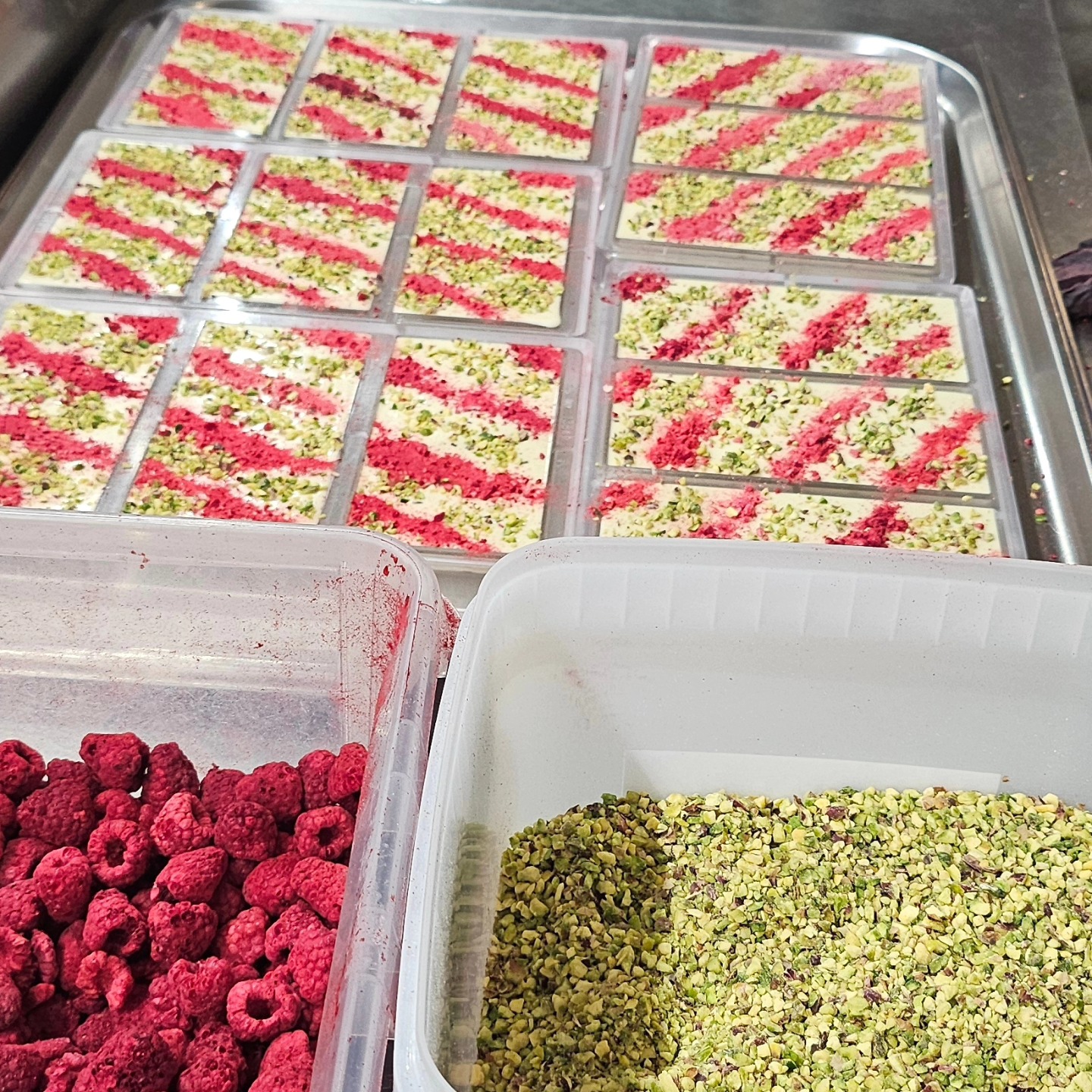 A good chocolate starts with good ingredients. Finnish raspberries, Italian pistachio and white chocolate... Delisioso! Nam. #billnäschocolate #billnäsinruukki #billnassuklaa #visitraasepori #fiskarsvillage #ainoatapiola #vadelma #pistaasi