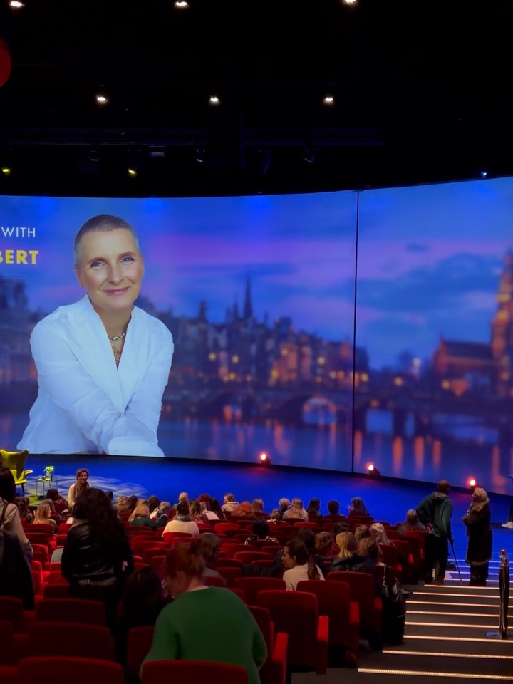 Een maand of 8 geleden zag ik dat 1 van mijn favoriete mensen in deze wereld (I mean girl-crush-ed) Elizabeth Gilbert naar Amsterdam zou komen voor een weekend workshop.
Ik was een paar jaar geleden live bij een lezing van haar waarvan ik nog bijna letterlijk weet wat ze gezegd heeft (vraag me niet wat ik gisteravond gegeten heb, geen idee).
En haar laatste boek zorgde ervoor dat mijn vriend zich officieel is gaan afvragen of ik bipolar ben: janken met snot en alles en tegelijk hysterisch lachen.
Alleen al door die aankondiging te zien, dat te lezen, merkte ik op dat mijn hele systeem ontspande. EN er ontstond een excitement. Dus ik boekte.
> De inhoudelijke workshop beschrijving klonk niet perse als iets wat ik nodig had op dat moment.
> Het was in een weekend dat we de kinderen bij ons hebben. En ik houd die weekends sacred.
> Er stonden nog geen tijden en locaties.
> Op dat moment had ik net 11.000 euro overgemaakt voor een vervolgopleiding.
Toch besloot ik mijn ingeving en energie te volgen met het besluit vanuit vertrouwen: “de details zijn een Future Me probleem. Zij lost het wel voor ons op”.
Liz benoemde het zo mooi: the ego talks in panicking questions ‘Wat als het misgaat? Wat vinden mijn kinderen ervan? Wat als ik niet meer kan? Is het wel waardevol genoeg?”
Intuition speaks in simple statements: “Boek het ticket”.
(De rest van het verhaal en mijn inzichten past niet hier in dit format. Daarom heb ik er een uitgebreide e-mail over geschreven en een podcast over opgenomen #73. Je vindt beide in mijn bio 😘)