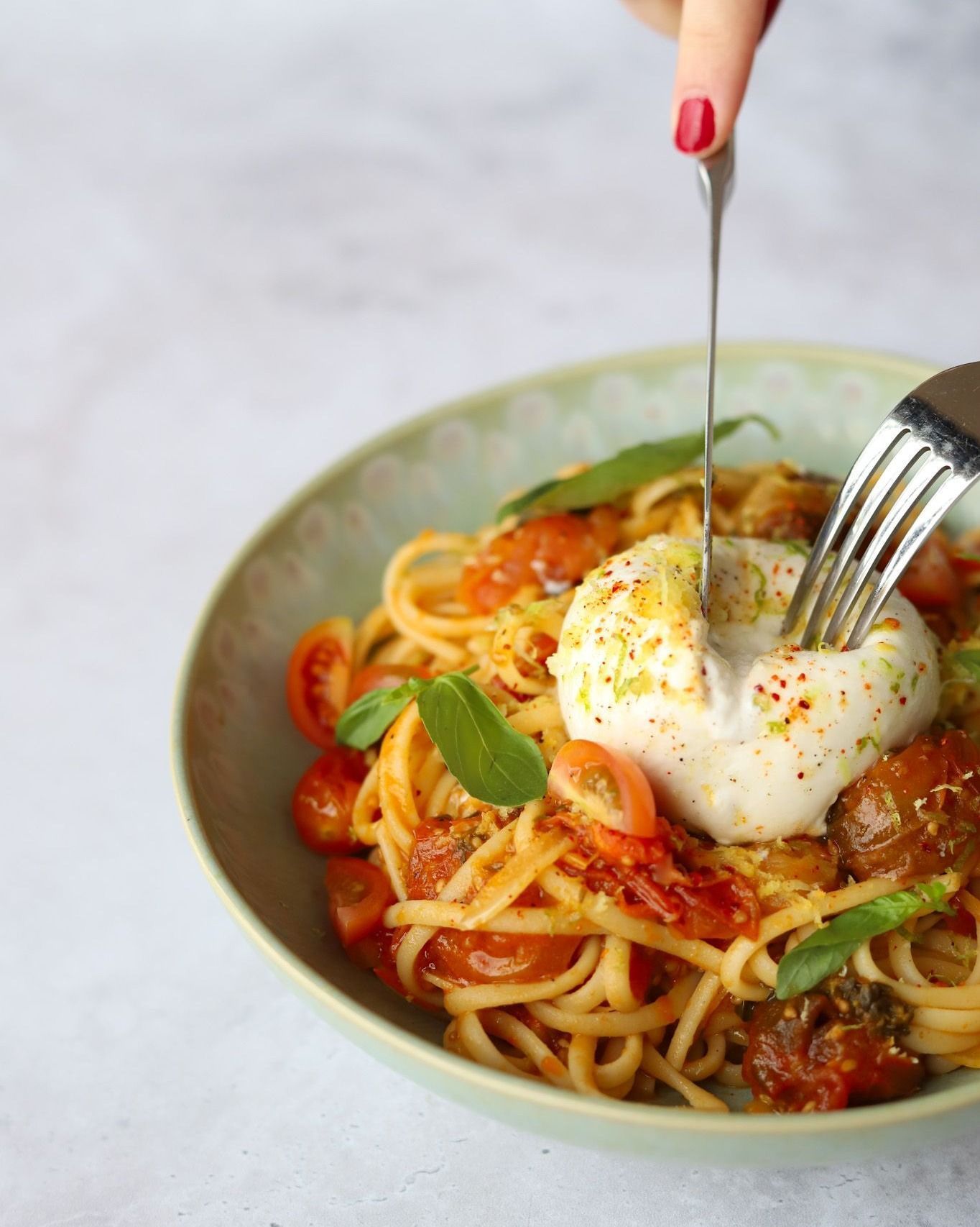 Des linguine, une burrata fondante, des tomates cerises rôties, du basilic frais et une pointe de citron.
Simple, frais, gourmand… tout ce qu’on aime dans une assiette. 🍝✨
À déguster sans plus tarder au Belvédère. ⛵🌿
#lebelvédère #mesnilsaintpere