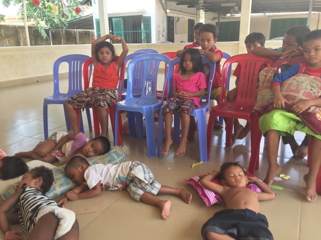 It’s a Holiday in Cambodia! Most children living in this @sreykasmile shelter have at least one family relative to go home to for Khmer New Year, but some children are parentless and have no choice to remain at shelter. Every afternoon, after cleaning up, they get to watch an « eco-friendly » themed animation movie. Yesterday it was Wall-E, today Lorax. It is a fantastic way to keep them from running around in the extreme heat of the season, and get the little ones to take a nap! #cutnessalert #nonprofit #childrenshelter #interngopartnership #ngo #toddlers #endpoverty #familyplanning #health #care #hygiene #education #chidren #kids #cuteness #love #fun #smiles #hugs #laugthers #khmernewyear2018 #cestcambodge #khmerstyle #khmer #doinggoodfeelsgood