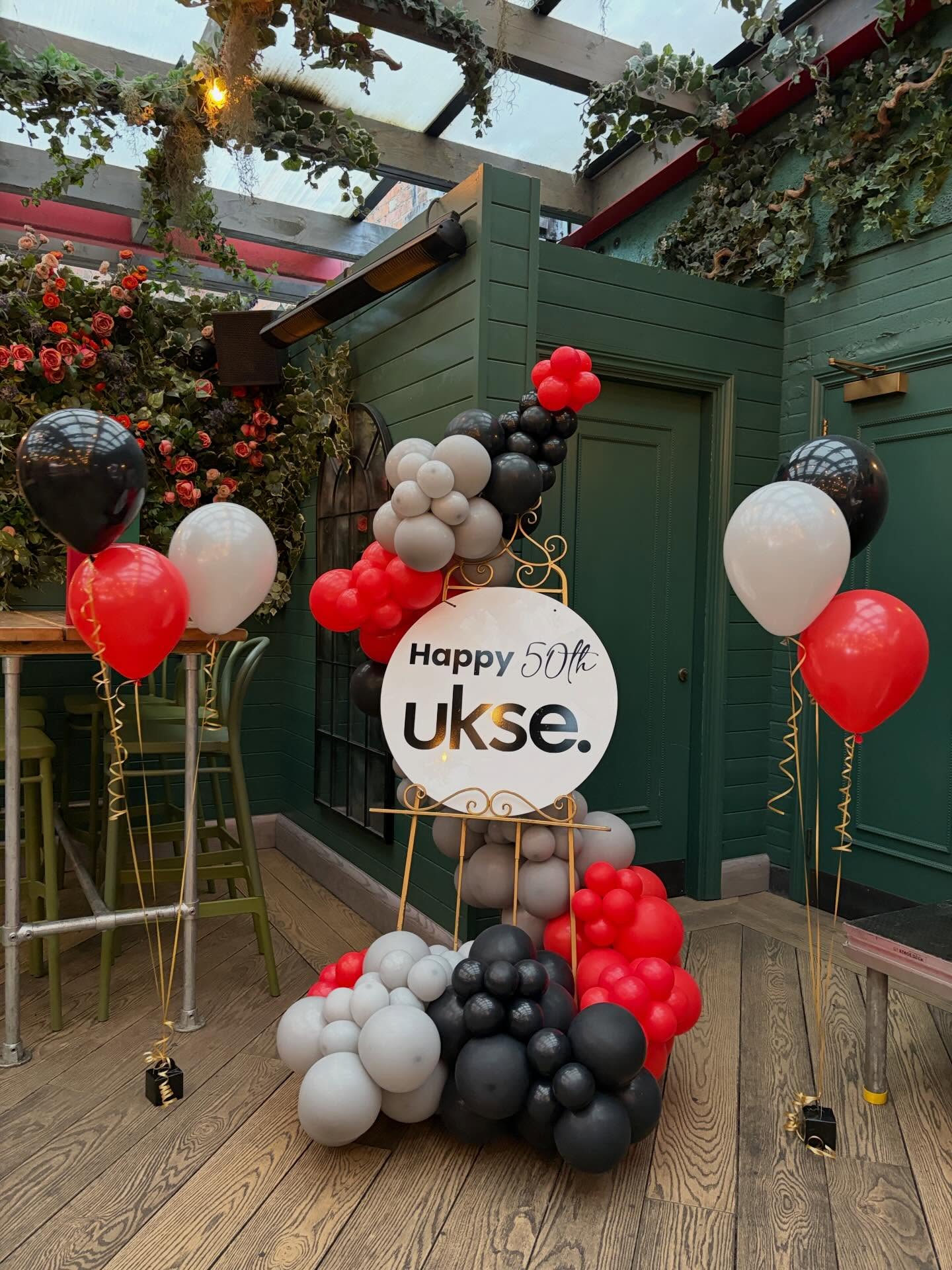 @flightclubdarts dressed and ready for UKSE 50th anniversary celebrations 🎈
#organicballoons #balloonarch #personalisedballoons #easel