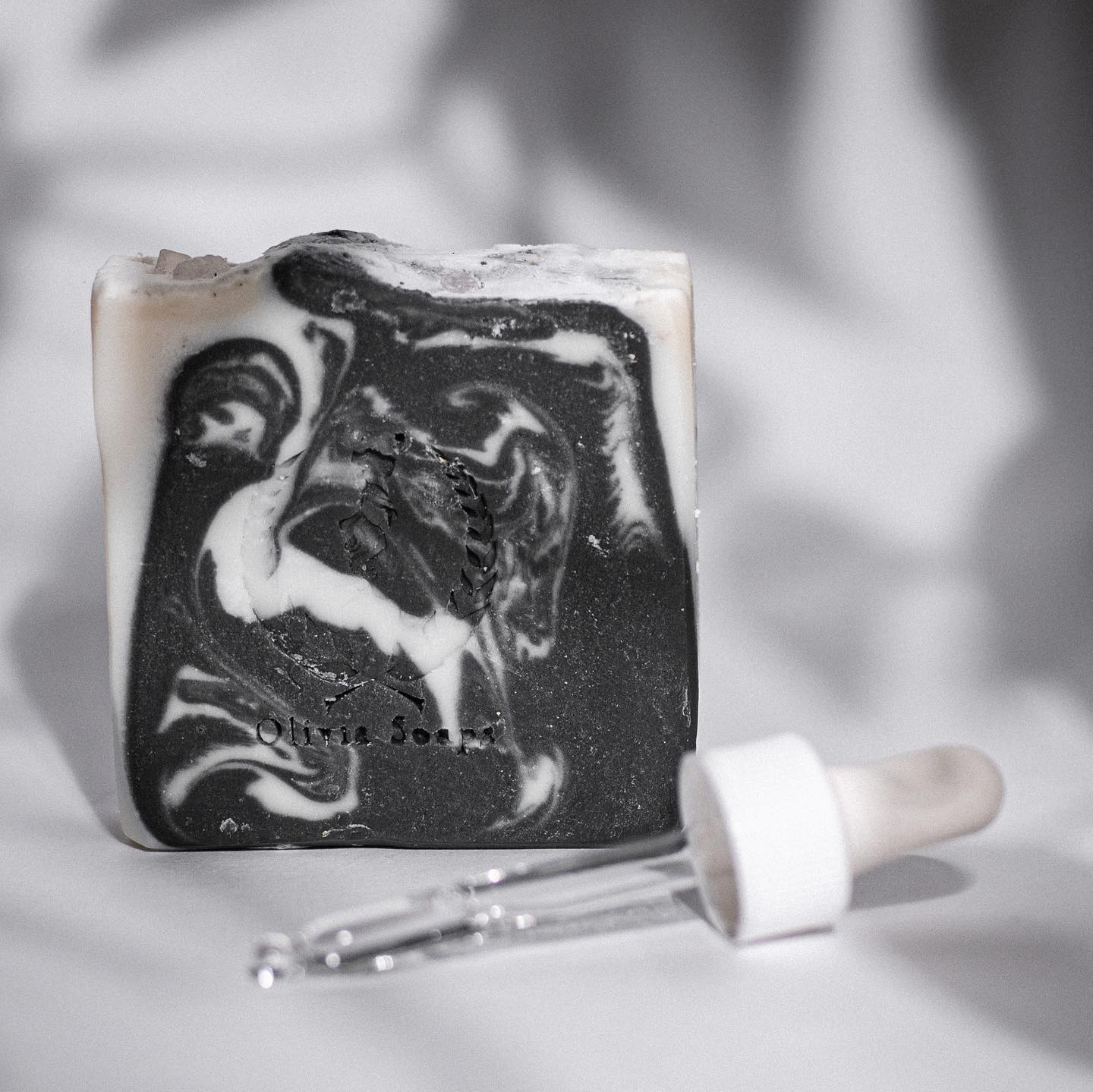 L’OLIO DI MANDORLE DOLCI
Questo è un olio che usiamo in alcuni dei nostri saponi (Cream&Spice, Calendula e Purificante al Carbone attivo).
Si tratta di un olio usato come nutriente e quindi considerato pregiato, ed usato in quantità piuttosto contenute nelle nostre ricette.
L’Olio di mandorle dolci (Prunus Amygdalus dulcis) è un grasso insaturo estratto dalla spremitura del frutto.
È un olio molto usato in cosmesi per le sue proprietà emollienti, lenitive e persino curative in certe circostanze.
Nonostante le comuni credenze, l’olio di mandorle dolci è quasi completante inodore e non contribuisce al profumo del sapone o di qualsiasi altro cosmetico. I ‘profumi di mandorla’ che spesso sentite, sono profumi sintetici.
L’olio di mandorle nel sapone crea un sapone che deterge bene e di consistenza piuttosto molle. Questo olio dona al sapone una sfumatura color avorio.
Lo sapevate?
.
.
.
#ingredienti #ingredientinaturali #oliodimandorle #almond #saponealcarboneattivo #saponepurificante #naturalsoap #soaplover #handmade #saponeinregola #christmasgift #natura #fvg