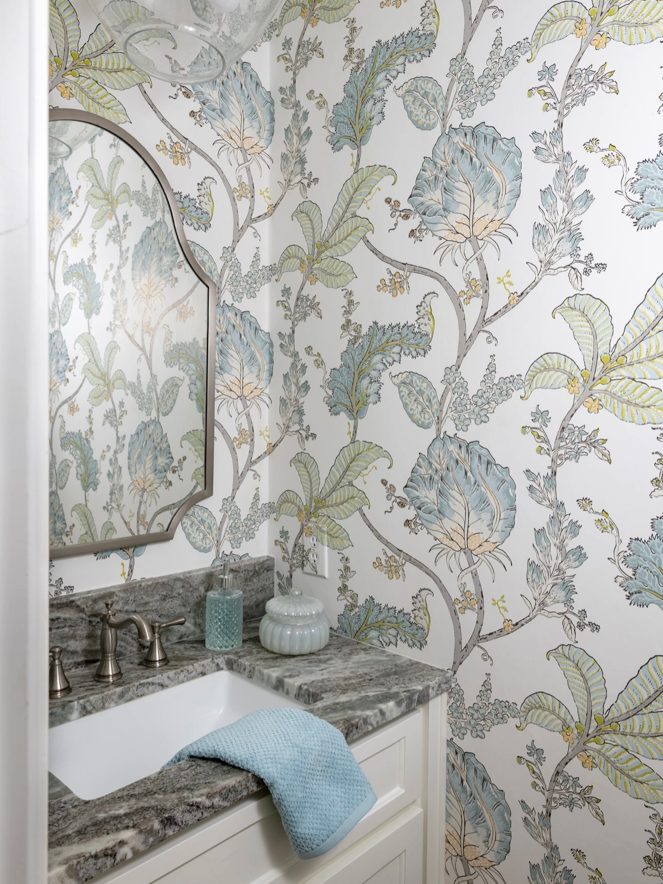 A little jewel box moment 💎
Layered botanicals, soft stone, and a whisper of blue create a powder bath that feels both fresh and timeless. Small spaces are where personality can truly bloom.
Wallpaper: Thibaut Anna French Kalamkari Vine
#powderbath #homedesign #wallpaper #interiordesigner #dallastx