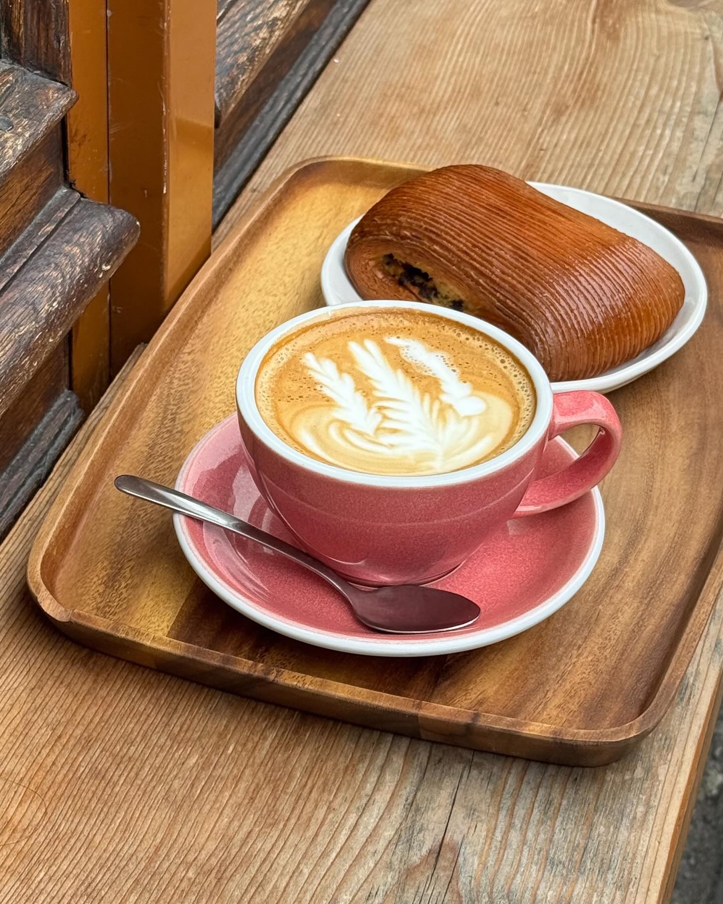 Pain suisse (n.m.)
Rectangulaire, fondant, légèrement indécent.
Se déguste sans aucune retenue. 😏🥐
#lespetitesartisanes #painsuisse #chocolat #coffeeshopgeneve #foodlover