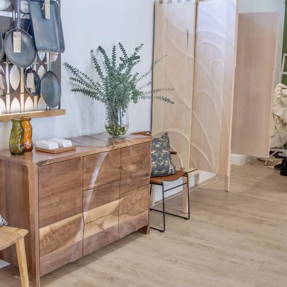 'The Change Cupboard' settled quietly on display @handmadelife.shop , after emerging from a sculptured, noisy start.
#woodsculpting #wooddesign #cupboarddesign #retaildisplay #handmadelife