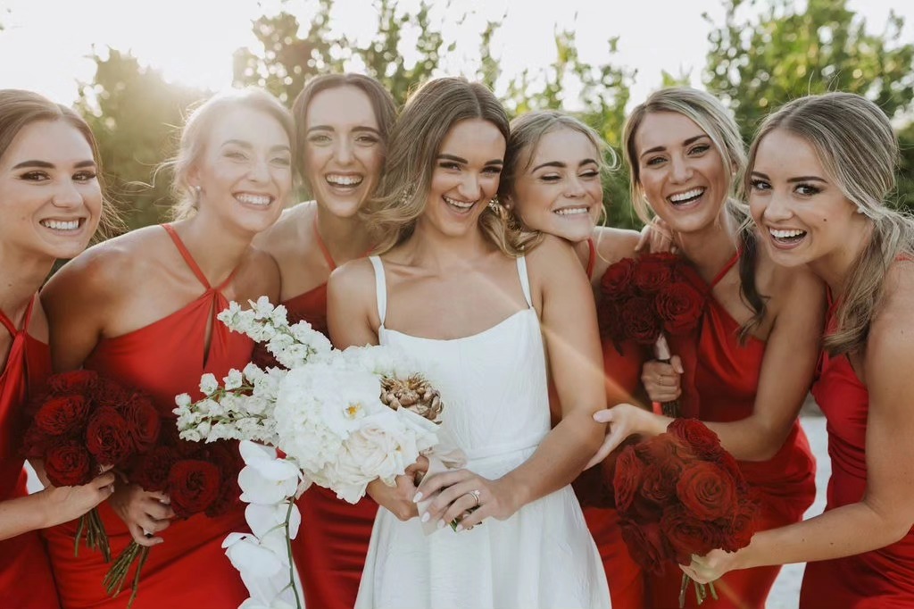 Elshe & Regardt's wedding day: timeless with a touch of fiery red! ♥️
Venue: @olijvenkraal
Photography: @the_geldenhuyses
Planning & floral design: @bridesidekick
Event staffing: @pepa_events_staffing