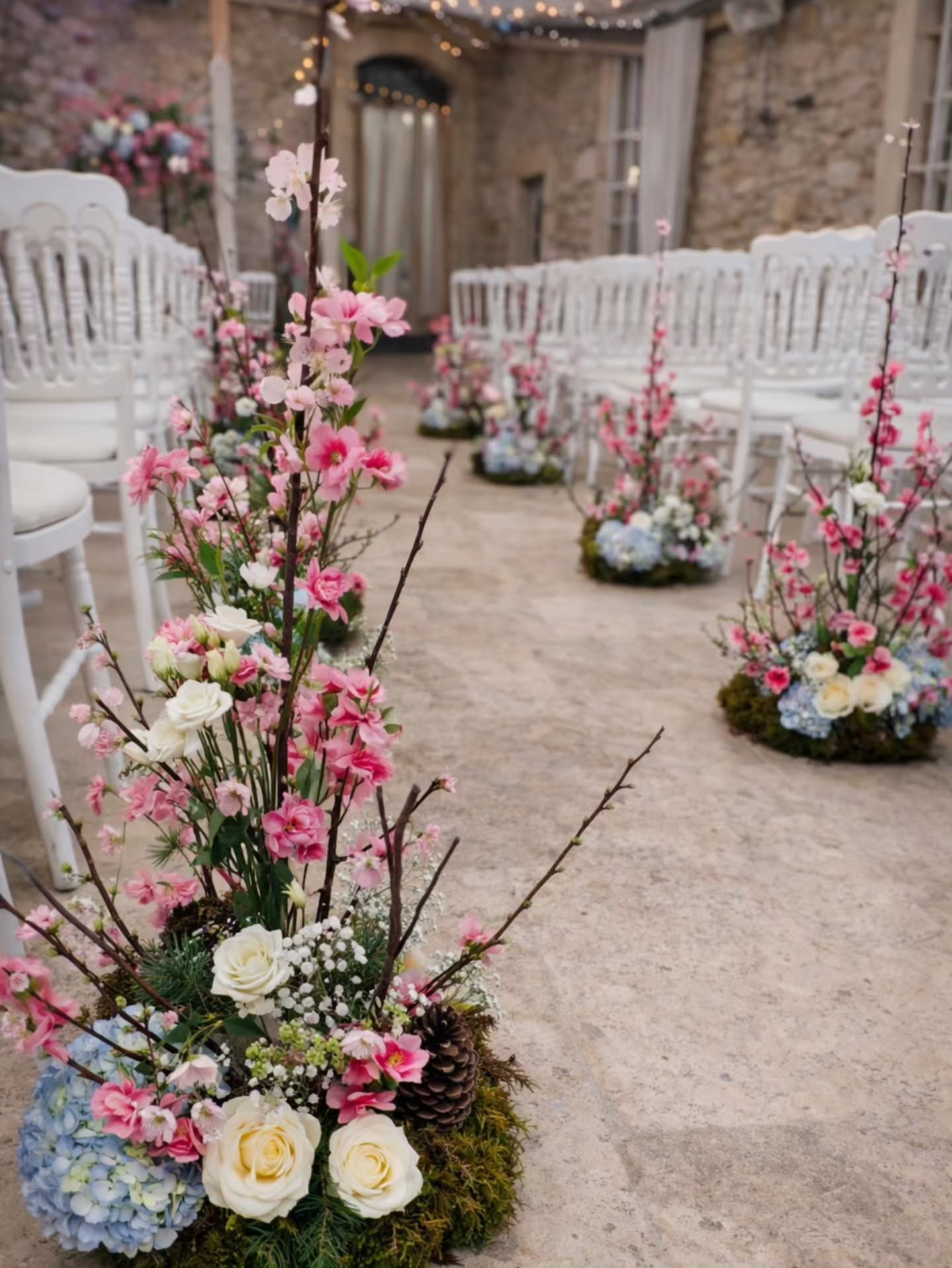 🩷🩵 Wedding day du 14-03-26 🩵🩷
Suite et fin avec la salle de cérémonie laïque !
Comme vous le savez, samedi, niveau météo on était plus montagne qu'île déserte 🤣
La cérémonie aurait été très jolie vers le kiosque mais le plan A est revenu à l'ordre du jour vu les prévisions et au final, ce petit côté intimiste à mis en valeur les compos de folie dans cette cour intérieure !
Selon la prise de vue, les couleurs changent, je n'ai pas réussi à choisir
Je sais que le photographe et le marié sauront nous partager de belles photos pro ensuite, mais voici déjà une petite idée 😁
J'espère que ce mariage vous aura plu autant que nous, je tiens encore à féliciter mes mariés et à les remercier pour leur retour dès dimanche qui m'a fait chaud au coeur, vraiment
Tous nos voeux de bonheur à Gaëlle et Stéphane 🩷🩷🩵🩵
A samedi prochain pour 2 mariages !!!
#petalesdemotion
#lachapelledelatour
#fleuriste
#weddingflowers
#mariage2026