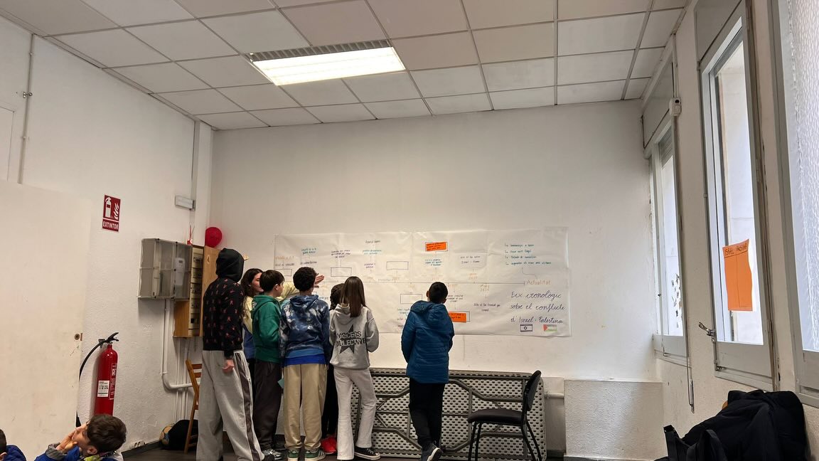 ☀️Bona tarda, famílies!! Aquest dissabte els infants van fer...😎😎
🤎Petits vam anar al museu de la xocolata🍫 on vam fer una activitat per valorar la súper excursió!!!
🩷Mitjans Petits vam fer una activitat relacionada amb Palestina🇵🇸. Vam jugar a jocs per aconseguir sentiments i amb aquests sentiments vam escriure cartes✉️per poder enviar als nens🧒👶de Palestina.
💛Mitjans Grans vam rebre als premonitors amb alguns jocs de coneixença🤩🤩. El temps no ens va aturar i vam fer l'esperada gimcana de la truita!!!🥚🍞😋
🧡Grans vam fer una activitat per parlar de Palestina🇵🇸. Vam fer un eix cronològic⏱️ d'Israel i Palestina. També vam jugar a jocs i preguntes sobre els drets humans.🙃🙃
💚Súpers vam fer una gimcana de proves per descobrir on anàvem de ruta que és 🥁🥁🥁... als Pirineus Aragonesos!!!🥳🥳
💙Joves ens vam convertir en artistes🧑🎨👩🎨 per tal de deixar petjada dins el local. Això es va fer pintant la paret d'una sala del local.🎨🎨
Ens veiem a l'excursió de dos dies, fins aviat!!!🥰🥰👋👋