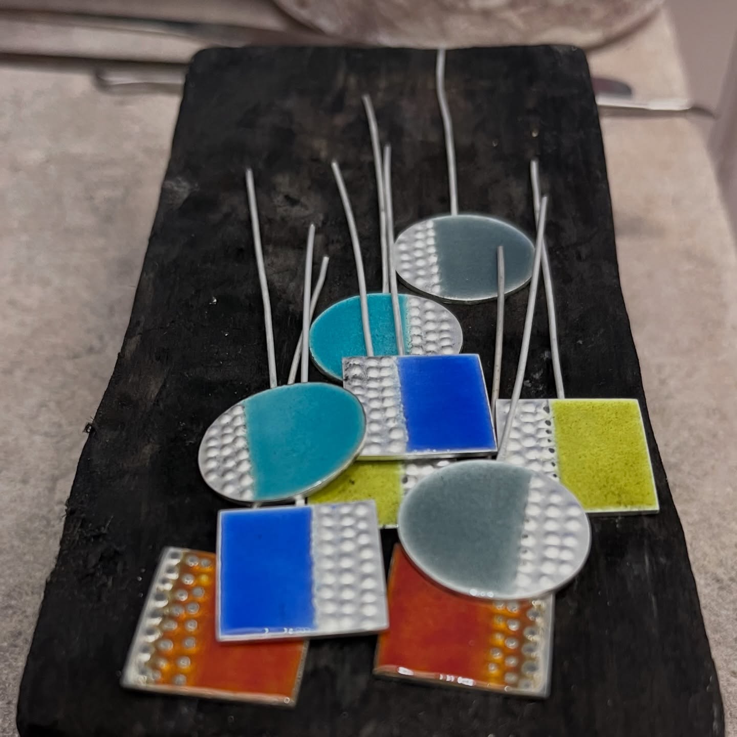 Work in progress - a sneak peek at some new earrings I’m working on.
My next and first newsletter of the year (🫣) is coming out in the next week, sign up to receive it, link in bio if you’d like to hear my news.
#wip #enamelandsilver #statementearrings #handmadeearrings #new