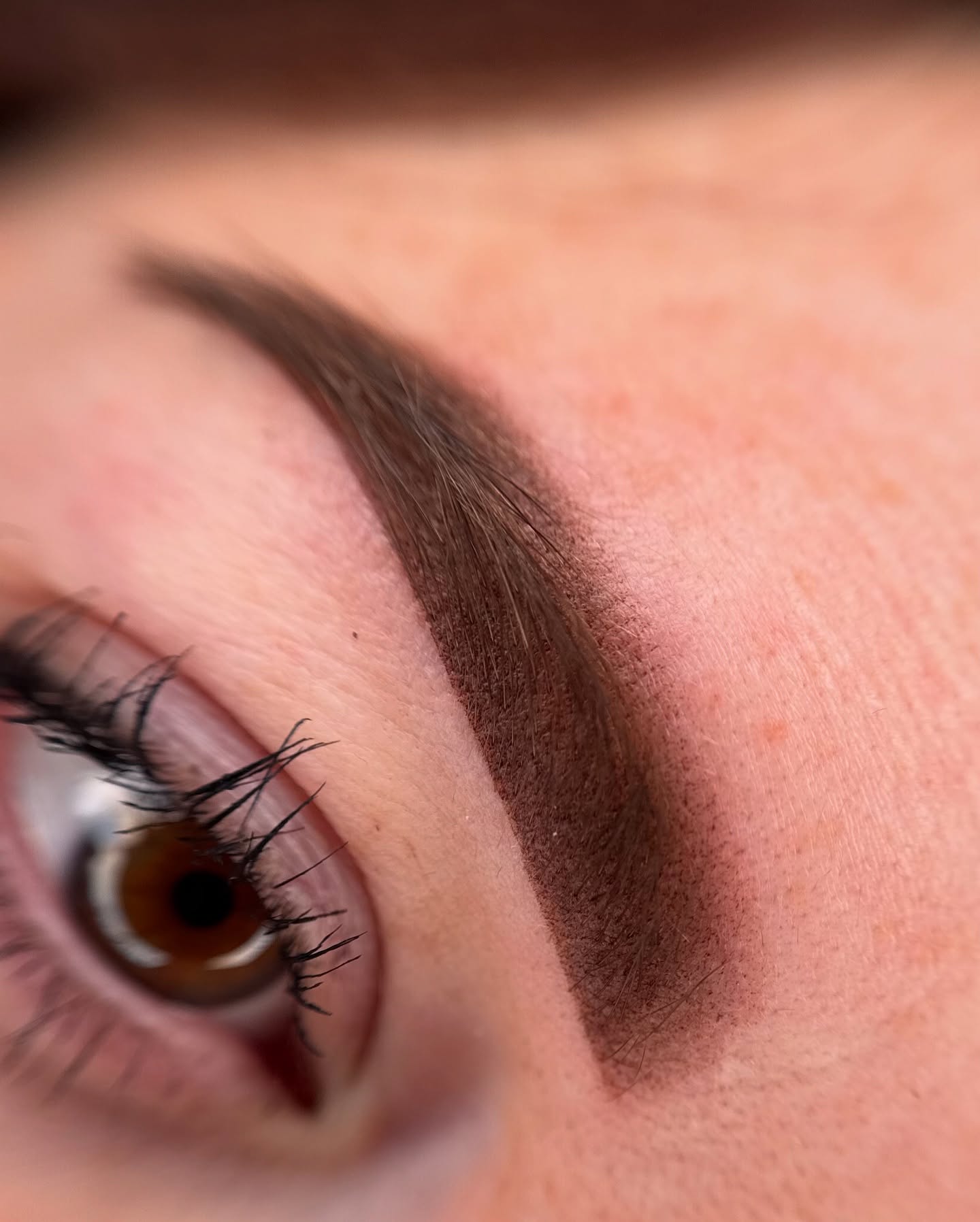 Pixel für Pixel absolute Leidenschaft🤎
Viele denken, sie besuchen eine Schulung und erzielen sofort solche Ergebnisse, verdienen sich dumm und dämlich und leben mit 5 Kunden am Tag, wie die Könige. Doch die Realität sieht anders aus!
Um hochwertiges Permanent Make-Up zu beherrschen, benötigt es wahnsinnig viel Übung, Erfahrung und Geduld!
Du wirst nicht nur eine Schulung benötigen!
Ein paar mal üben reicht nicht aus!
Es gibt nicht das eine Pigment, die eine Nadel oder die eine Maschine, mit der man perfekte Ergebnisse erzielt!
Du wirst am Anfang keine 5 Kunden am Tag haben!
Jeder, der dir das verspricht, will sich nur selbst die Taschen voll machen 😏
Was mich persönlich wahnsinnig voran gebracht hat, waren Meisterschaften! Sie haben mich gelehrt, meine Arbeit noch kritischer zu hinterfragen und besser zu werden. Sie waren für mich in jeder Hinsicht eine Bereicherung. Dieses Jahr finden wieder tolle Meisterschaften statt. Unter anderem die @cherish_first_championship online Meisterschaft, diese dürft ihr nicht verpassen 🤫
Permanent Make-Up ist Leidenschaft ❤️🔥 nur wenige haben den Ehrgeiz zu üben und sich stetig mit den neuesten Techniken weiterzubilden. Mir persönlich ist das super wichtig, denn ich arbeite mit dem Gesicht meiner Kunden und diese schenken mehr ihr Vertrauen und ich ihnen meine Leidenschaft! Jede Augenbraue ist absolut individuell und mit Herzblut pigmentiert - unter die Haut🫶🏽
Was hältst du von Schulungen, die solche Versprechungen machen? Schreibst mir in die Kommentare 💕
#permanentmakeup #pmubrows #permanentmakeupbrows #etalon #xions #them #augenbrauenpigmentierung #augenbrauenpigmentierungfrankfurt #pmu