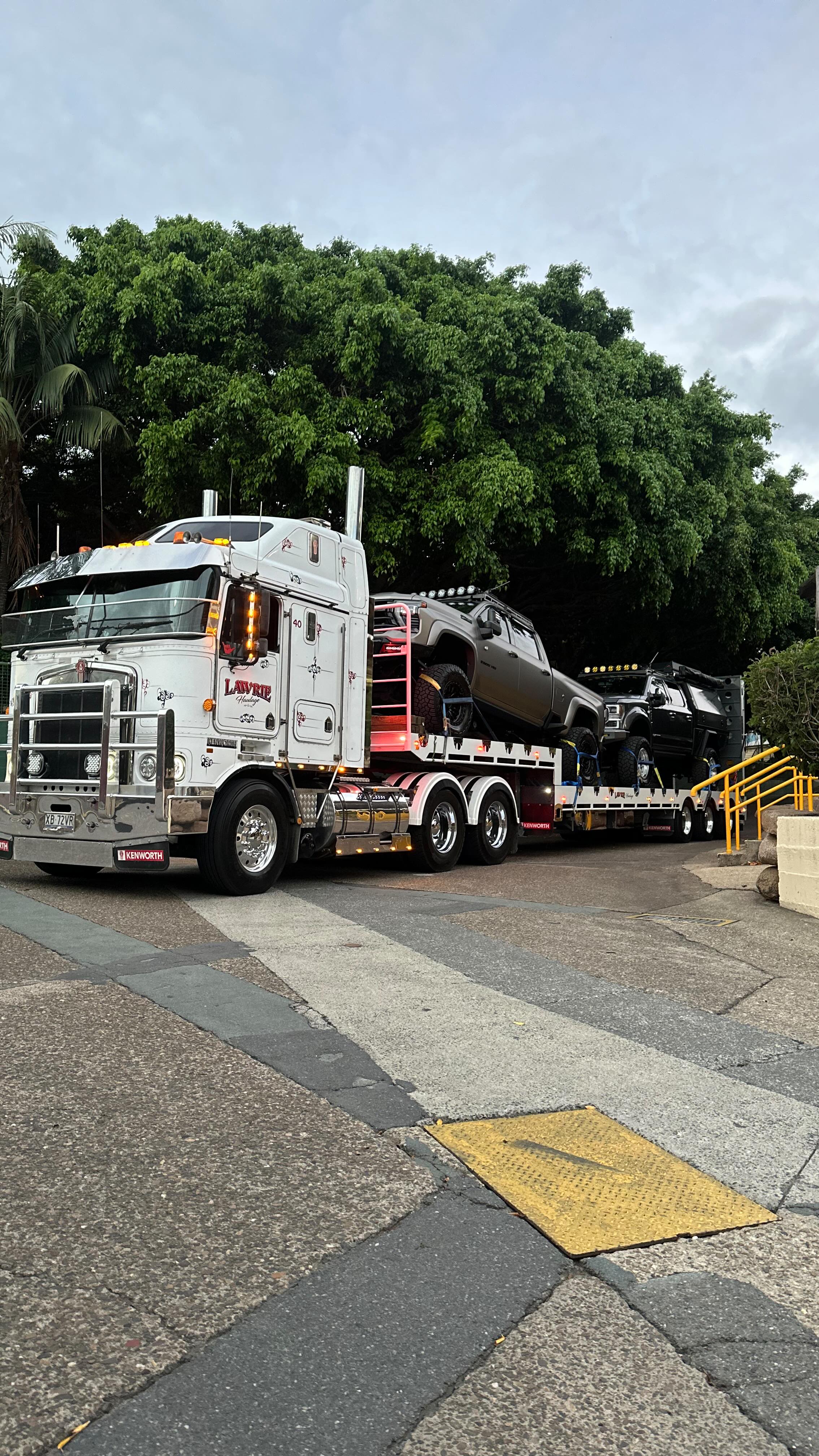 In and out in style!! Big thanks to @lawriehaulage for picking me and the rigs up from the Brisbane 4x4 show@and taking the scenic route through the city home.
A fantastic show alot was learnt for our very first show ever, and a massive thank you to my staff for getting the trucks done in time the late nights, and keeping things on track, and to all the people that stopped in for a chat over the weekend.
Next Level Trucks. Big Trucks with that small business touch.
#f250superduty #alumiduty #gmnation #nextleveltrucks #kenworth