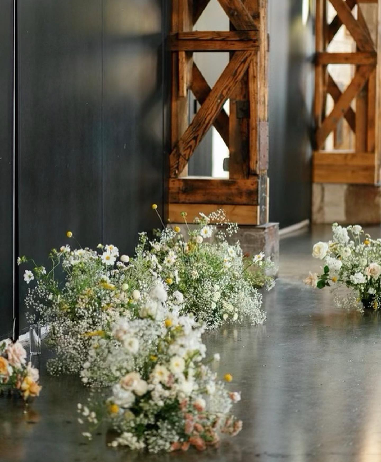 Repost from @rosiebeaflowerco - loved this dreamy set up at The Redd 💐
Photographer: @alexelisephoto
Venue: @reddonsalmon