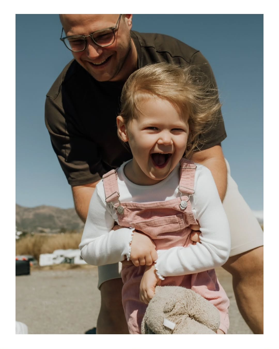 Son muchas las familias que me llaman para tener un recuerdo especial de sus vacaciones en la playa, y son sesiones que me encantan, porque me encuentro con gente de todas partes del mundo.
Eso sí, a veces nos limita en localizaciones, fechas, meteorología... en este caso tuvimos que aguantar un vendaval increíble, una localización que no conocía y la luz dura de medio día!
Pero que eso no nos quite las ganas de divertirnos y pasarlo bien haciendo fotografías!
-------
Los of families get in touch with me to have a special memory of their holidays in Andalucía, and I absolutely love these sessiones because I meet people from all around the world.
That said that sometimes we're limited by locations, dates and weather... in this case, we had to endure strong wind, a location I wasn't familiar with, and the harsh midday light!
But let's not let that dampen our enthusiasm for having fun and enjoying ourselves taking photos.