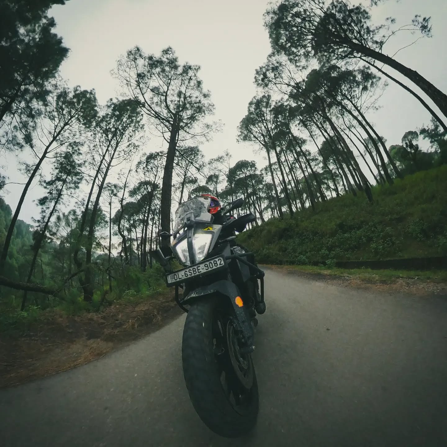 Saturday done right 😍🤘🏻
#bikersforgood #bfgsquad #travelgram #bikersofinstagram #motorcyclemafia #mayhem #whereismohit #thebestpeoplearound #therepublicofelsewhere #curves #leanon #killingit #ktmadventure390 #advtribe #carbonracing