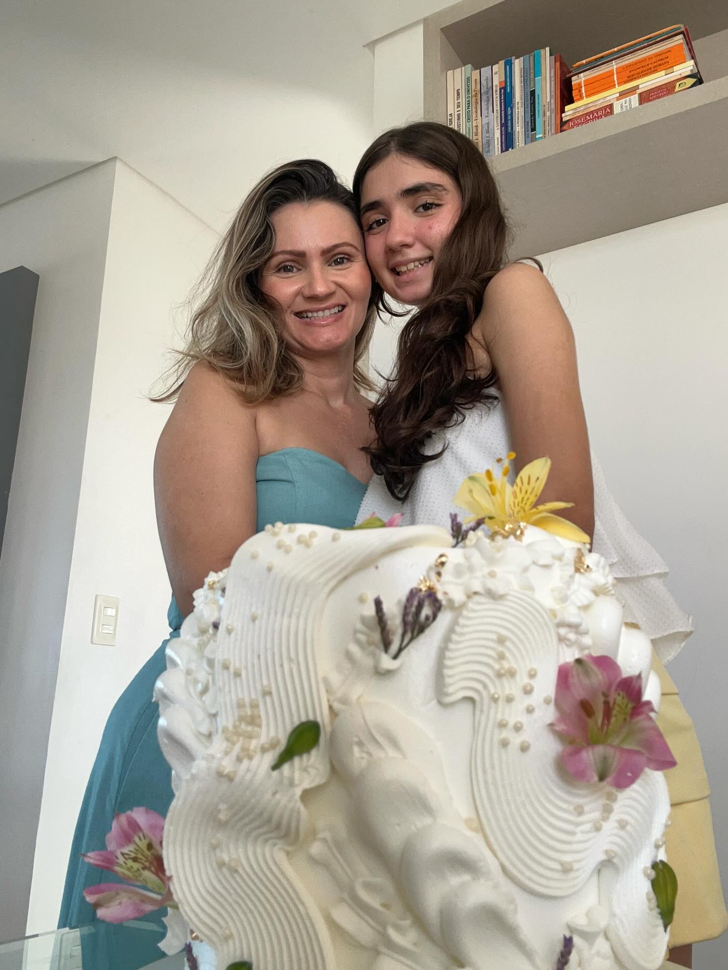 Feliz vida minha princesa!
A bebê da casa a que encanta com seu sorriso, sua doçura e sua alegria.
Te amo e rogo a Deus que te proteja te guarde e te conduza pelo caminho certo.
Mamãe amaaaa🩵🧡